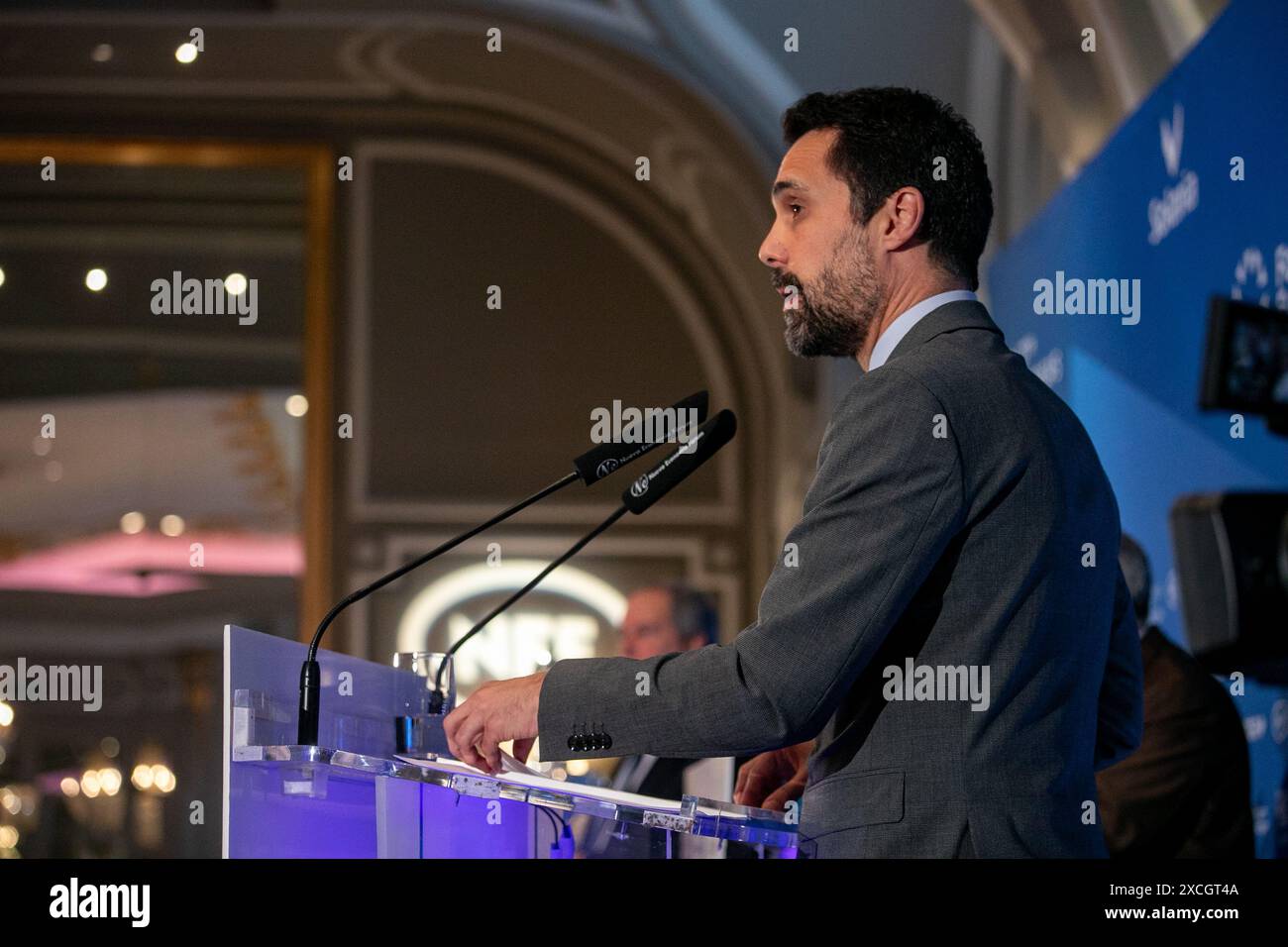 Madrid, Espagne. 17 juin 2024. Roger Torrent, ministre des Affaires et du travail par intérim de la Generalitat de Catalogne et président de la Fondation Barcelona Capital Nàutica, s’adresse aux personnes présentes lors d’un petit déjeuner informatif à Madrid. Ce matin, à l'hôtel Ritz de Madrid, la 37ème édition de l'America's Cup a été présentée. L'événement d'ouverture de la 37e America's Cup Louis Vuitton aura lieu le 22 août 2024 à Barcelone. Crédit : D. Canales Carvajal / Alamy Live News Banque D'Images