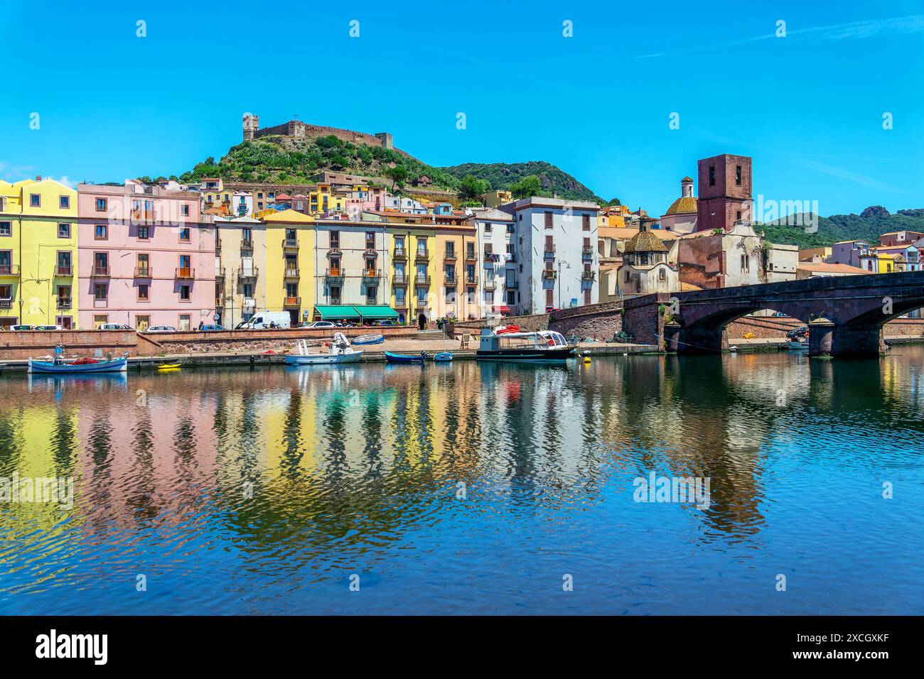 Vue sur la vieille ville de Bosa, maisons colorées reflétant dans la rivière Temo, le pont et le château, île de SSardinia, Italie Banque D'Images