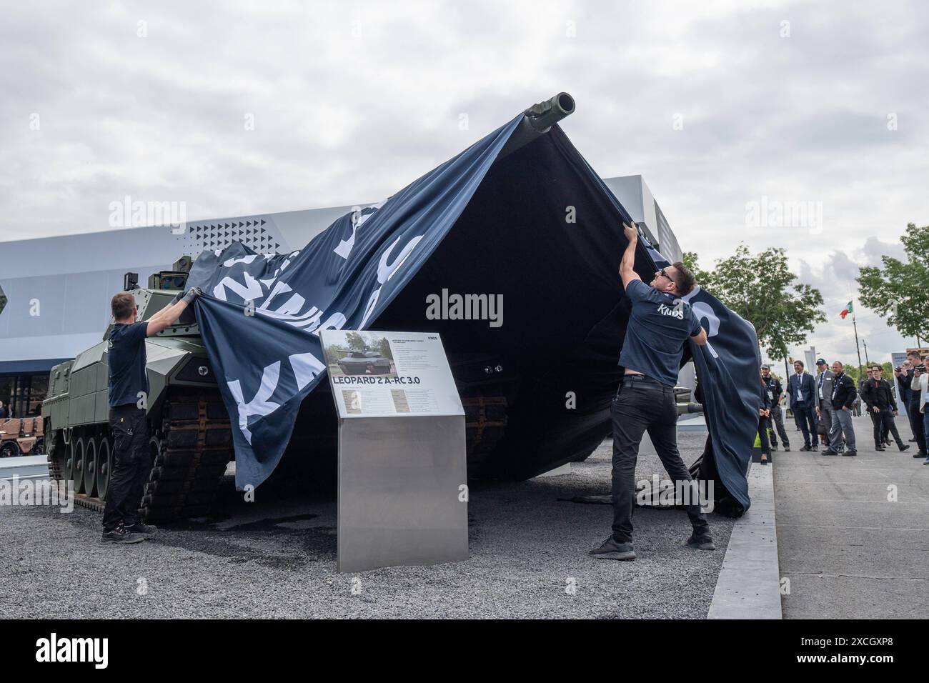 Eurosatory 2024 Rüstungsmesse Paris Frankreich KMWNEXTER Defense Systems N.V. KNDS-Demonstrator für möglichen Nachfolger des Panzers Leopard 2 Typbezeichnung Leopard 2 A-RC 3,0 Der neu entwickelte Panzer wird enthüllt und der Öffentlichkeit präsentiertEurosatory 2024 Rüstungsmesse Paris Frankreich KMWNEXTER Defense Systems N.V. KNDS-Demonstrator für möglichen Nachfolger des Panzers Leopard 2 Typbezeichnung Leopard 2 A-RC 3,0 Der neu entwickelte Panzer wird enthüllt und der Öf, Villepinte Seine-Saint-Denis 93 France Parc des expositions Paris Nord *** Eurosatory 2024 salon de l'armement Paris France Banque D'Images