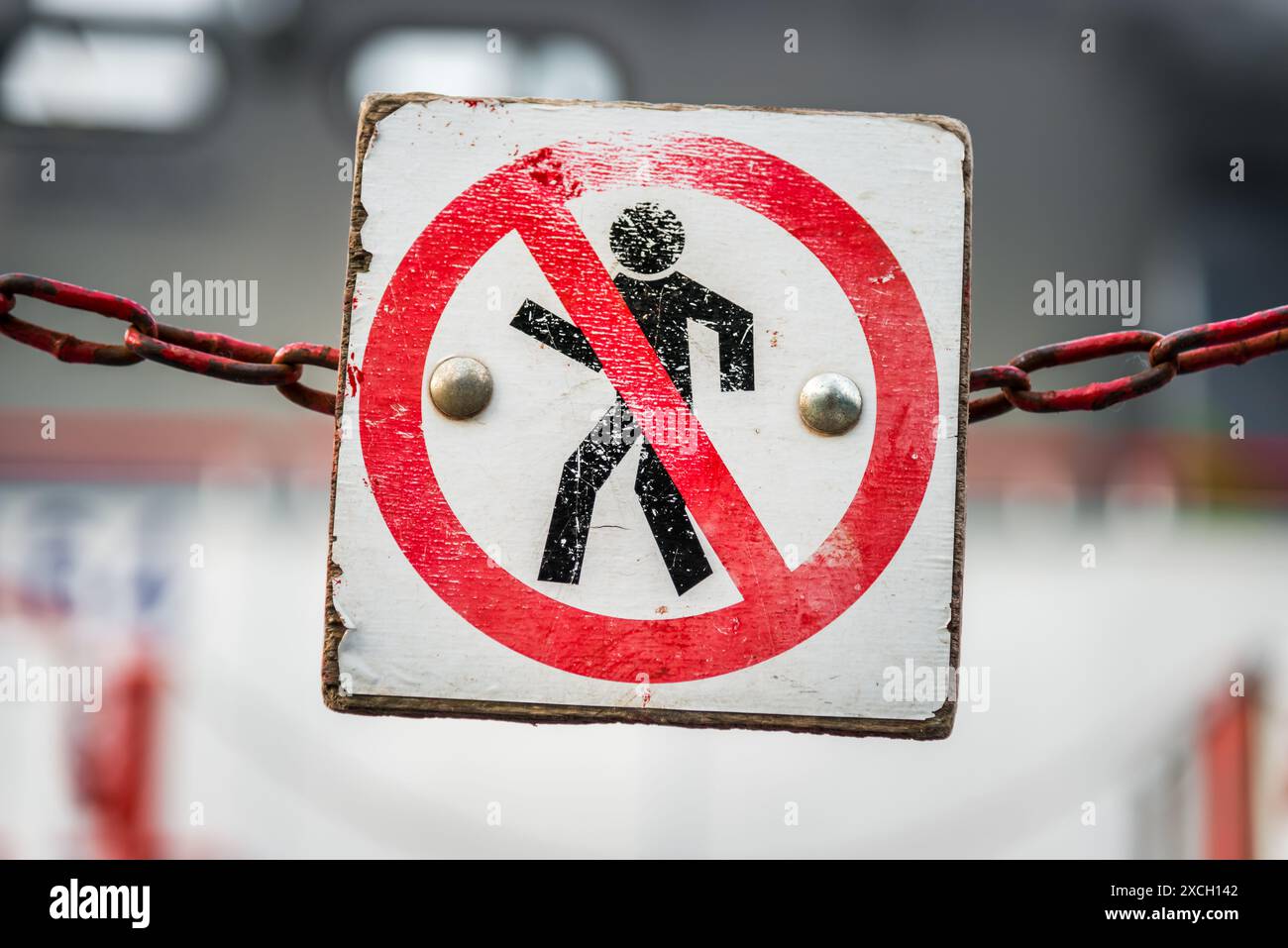 Affiche « interdiction d'intrusion » accrochée à la chaîne rouge. Faible profondeur de champ Banque D'Images