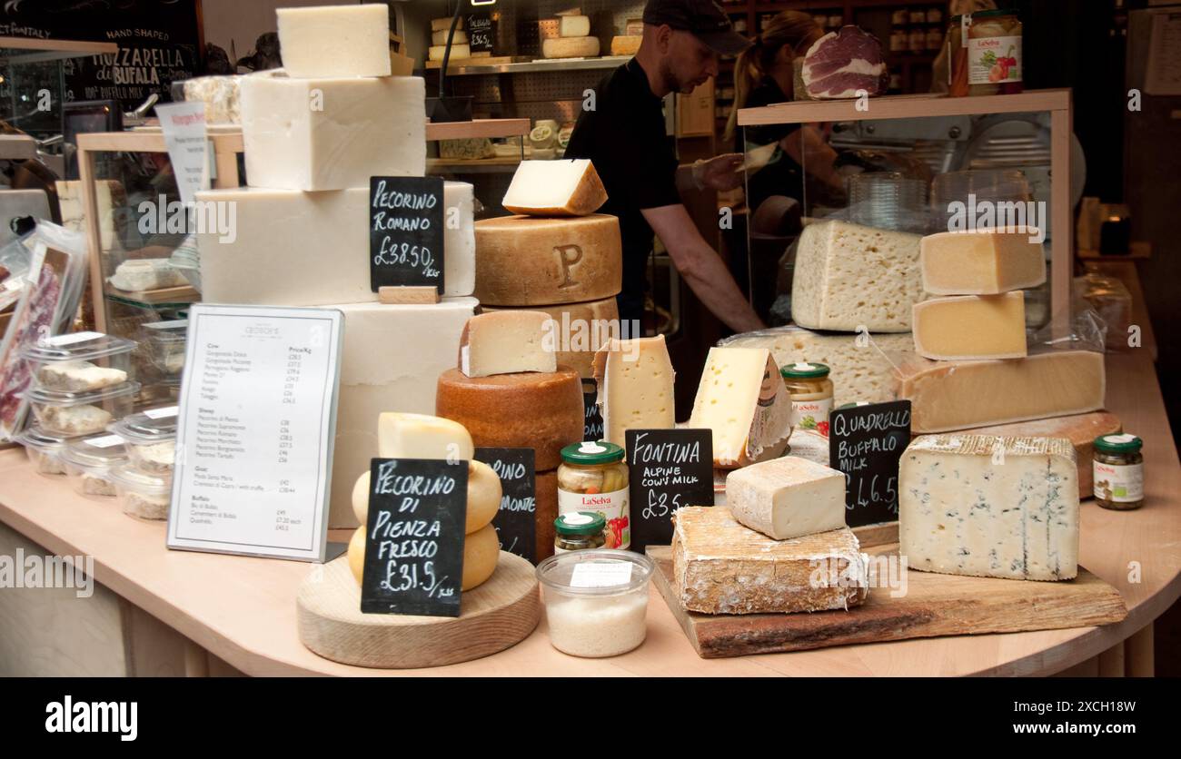 Kiosque à fromage, Borough Market, Bermondsey, Southwark, Londres, UK - fromages italiens et jambon en grandes quantités. Banque D'Images