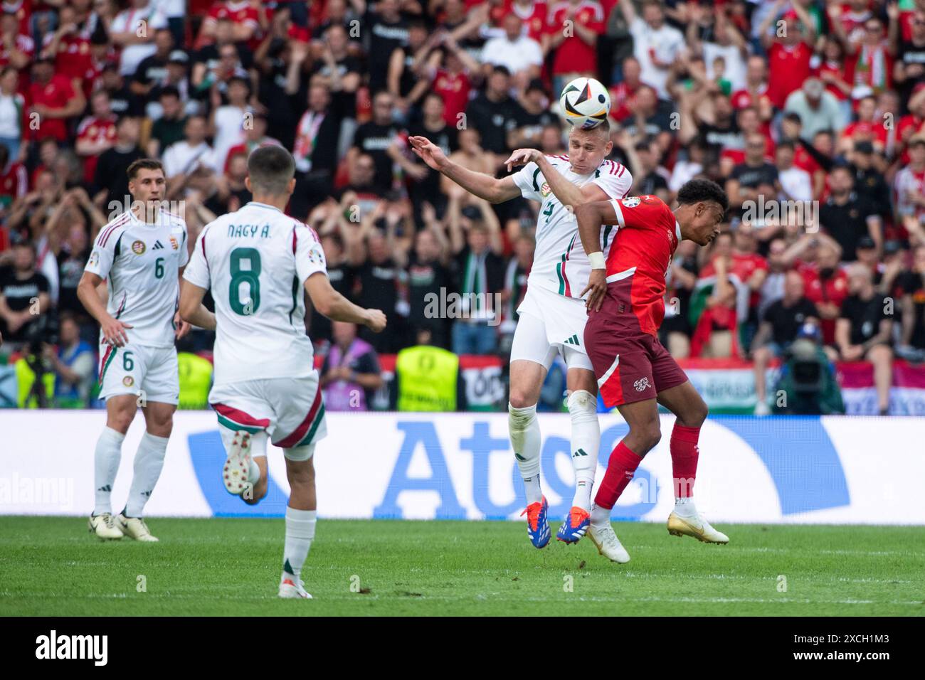 Attila Szalai (Ungarn, #04) im Zweikampf mit Dan Ndoye (Schweiz, #19), davor Adam Nagy (Ungarn, #08), GER, Hongrie (HUN) vs Suisse (sui), Fussball Europameisterschaft, UEFA EURO 2024, Gruppe A, 1. Spieltag, 15.06.2024 Foto : Eibner-Pressefoto/Michael Memmler Banque D'Images