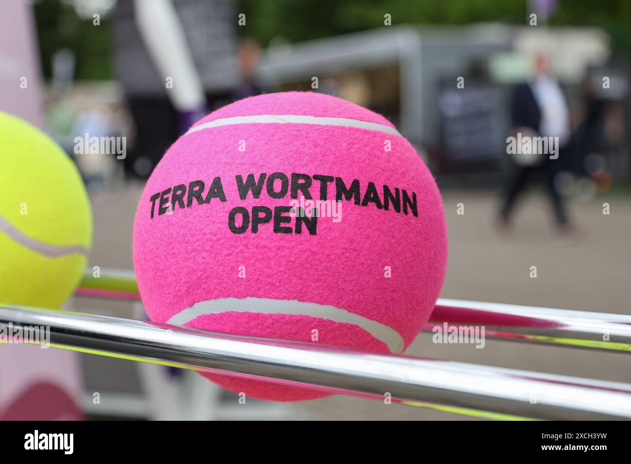 Halle, Allemagne. 17 juin 2024. Tennis : ATP Tour simples, hommes, 1er tour, 31e Terra Wortmann Open. Une balle de tennis surdimensionnée avec le logo du sponsor principal et titre ('Terra Wortmann') peut être vue devant l'OWL Arena. Credit : Friso Gentsch/dpa/Alamy Live News Banque D'Images