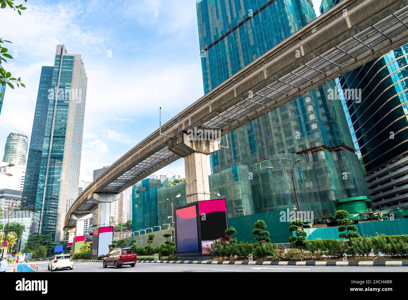 Un réseau de transport intégré moderne et efficace, fonctionnant au sommet de hauts piliers en béton, serpentant entre les gratte-ciel modernes, reliant de nombreuses zones de cent Banque D'Images