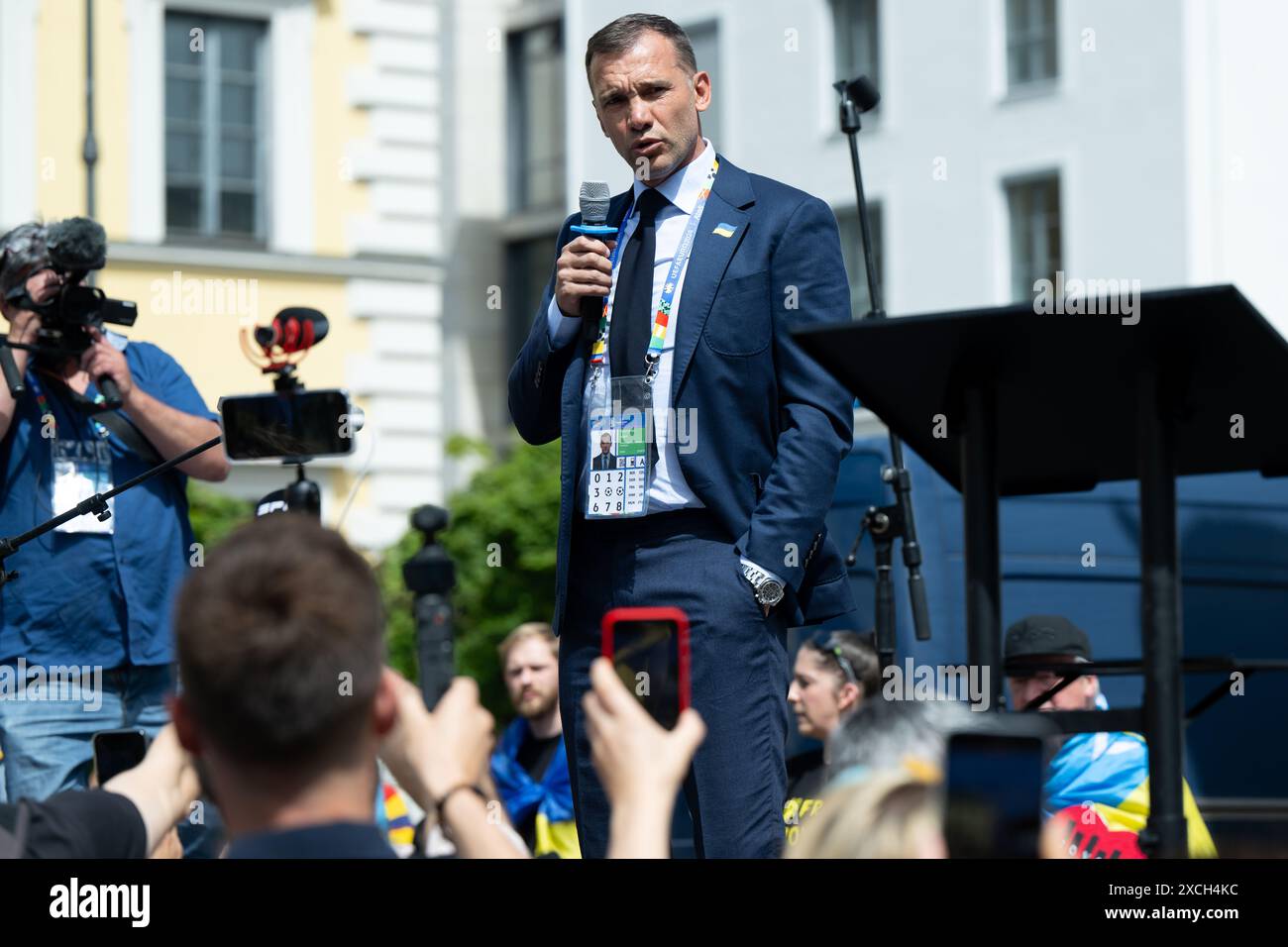 Munich, Allemagne. 17 juin 2024. Andriy Shevchenko, ancien footballeur et président de l'Association ukrainienne de football (UAF), prend la parole lors d'un rassemblement sur la Wittelsbacherplatz. Crédit : Sven Hoppe/dpa/Alamy Live News Banque D'Images