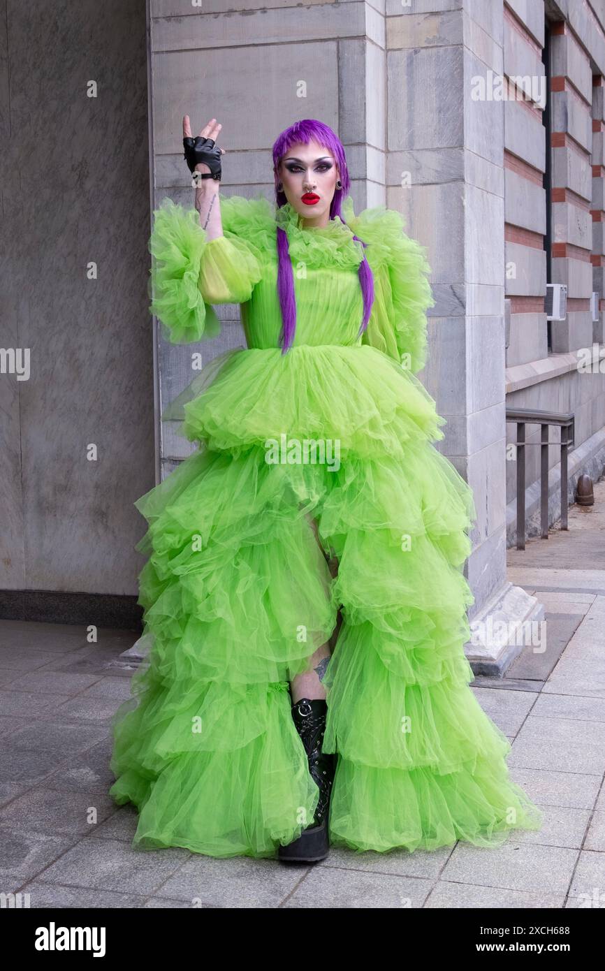 Un homme de grande taille élancé portant une robe verte ornée et des cheveux violets à la Pride Parade 2024 dans la ville de Poughkeepsie, comté de Dutchess, New York. Banque D'Images