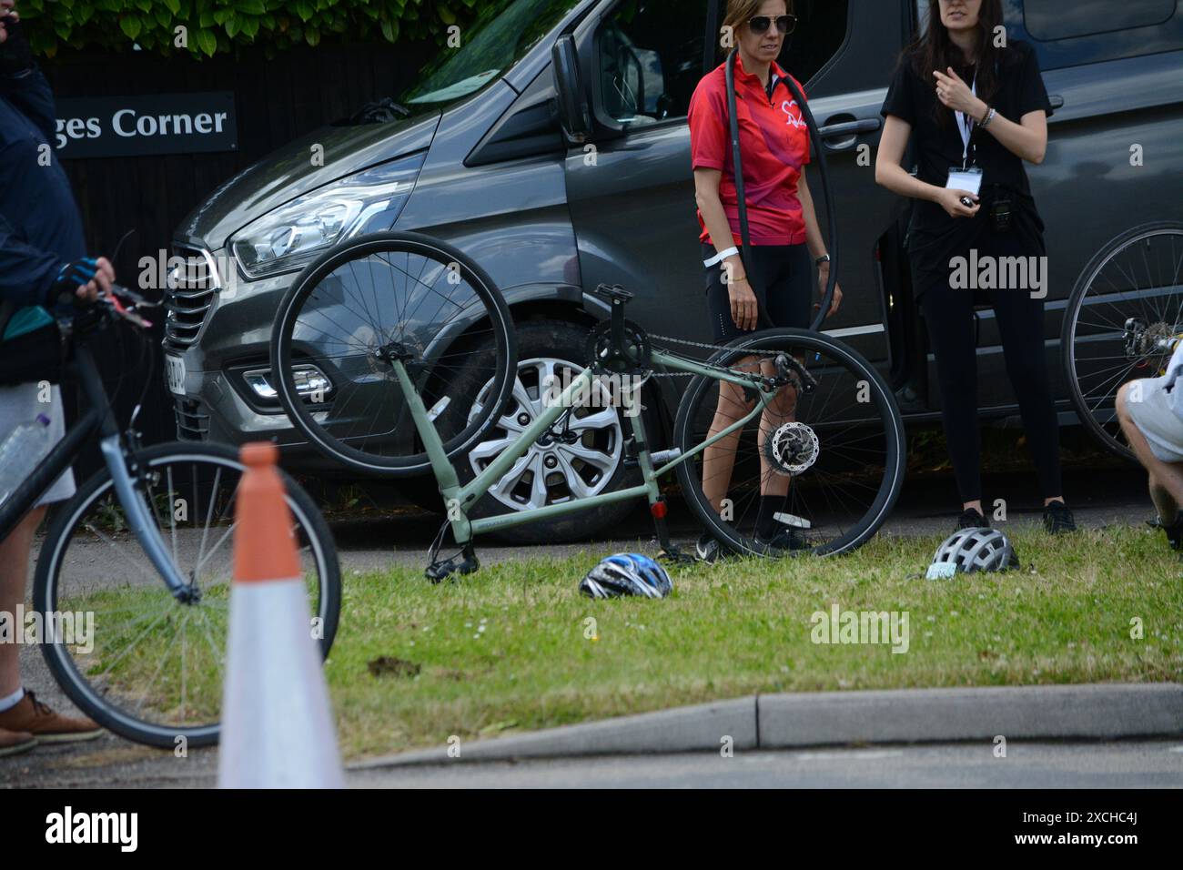 Trajet en vélo de Londres à Brighton le 16 juin 2024. Presque à mi-chemin (Eagle.FITS.pints). Tout le monde sourit encore Banque D'Images