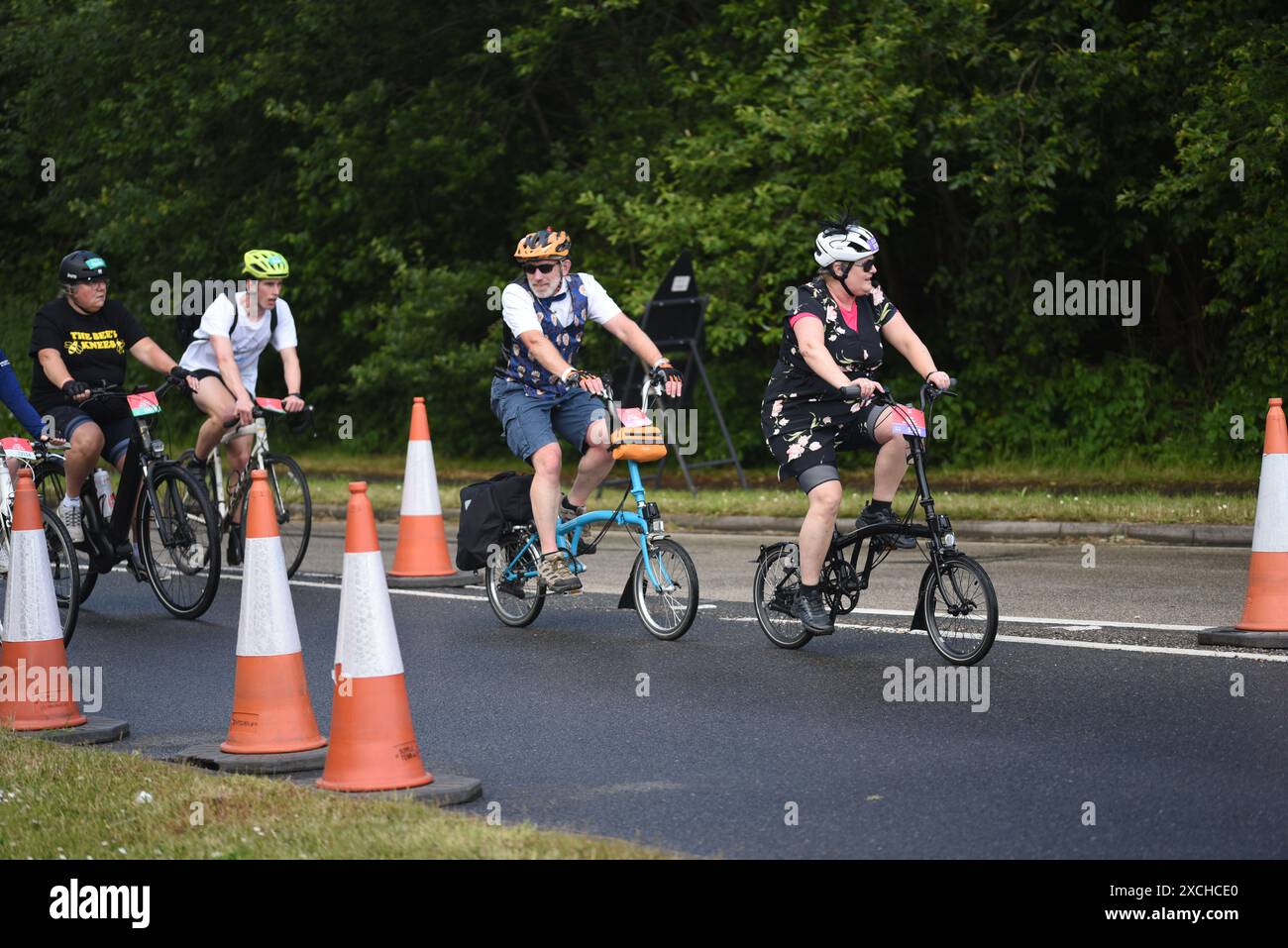 Trajet en vélo de Londres à Brighton le 16 juin 2024. Presque à mi-chemin (Eagle.FITS.pints). Tout le monde sourit encore Banque D'Images