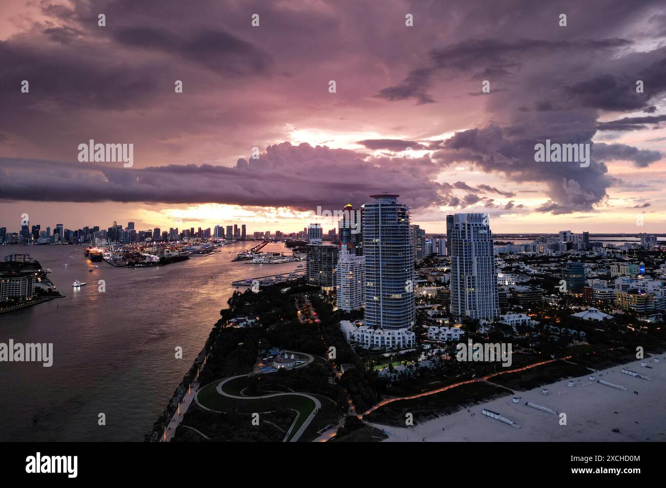 Miami Beach, South Beach la nuit avec un ciel spectaculaire. Miami bord de mer au crépuscule. Vue aérienne de Miami Beach en soirée et du paysage urbain. Côte de Miami Beach Banque D'Images