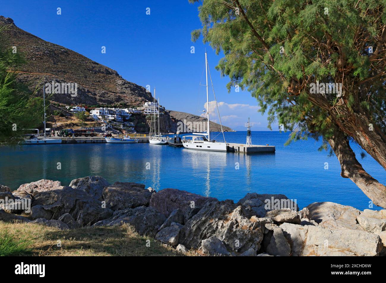 Le port, île de Tilos, îles du Dodécanèse, Grèce. Banque D'Images