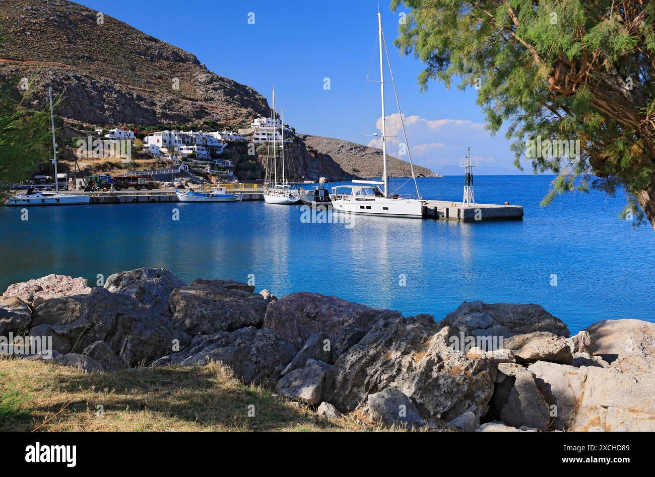 Le port, île de Tilos, îles du Dodécanèse, Grèce. Banque D'Images