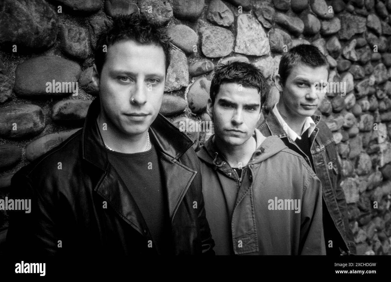 STEREOPHONICS, ORIGINAL LINE-up, CARDIFF CASTLE, 1998 : The original Stereophonics line-up in the Grounds of Cardiff Castle avant leur premier concert dans la ville emblématique de Cardiff, pays de Galles, Royaume-Uni le 12 juin 1998. Photo : Rob Watkins. INFO : Stereophonics, un groupe de rock gallois, a émergé dans les années 1990 en tant que personnalités éminentes du rock britannique. Avec la voix râpeuse de Kelly Jones et des tubes comme 'Dakota', ils ont obtenu un succès commercial. Leur discographie reflète un mélange diversifié de genres rock, mettant en valeur leur attrait durable. Banque D'Images