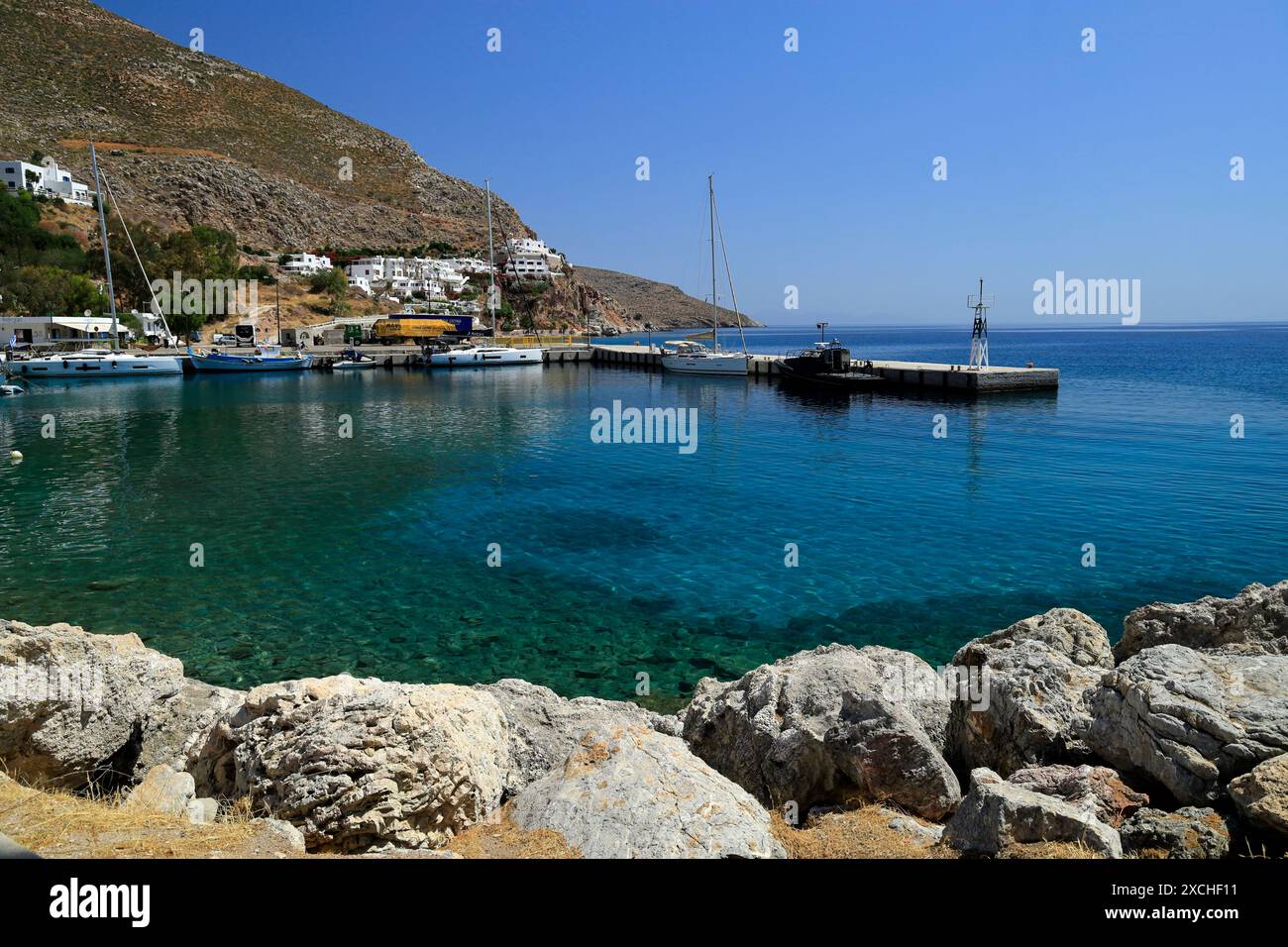 Le port, île de Tilos, îles du Dodécanèse, Grèce. Banque D'Images