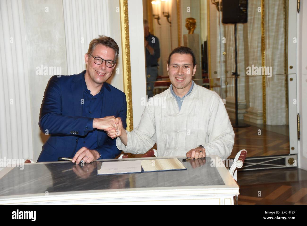 Markus Blume Kunstminister Vladimir Jurowski Bayerische Staatsoper Generalmusik Direktor Muenchen 17.06.2024 Bayerische Staatsoper Pressekonferenz-Personelle Weichenstellung Muenchen *** Markus Blume Ministre des Arts Vladimir Jurowski Opéra général de Bavière Directeur musical Munich 17 06 2024 Opéra d'État de Bavière Conférence de presse Organisation du cours personnel Munich Banque D'Images