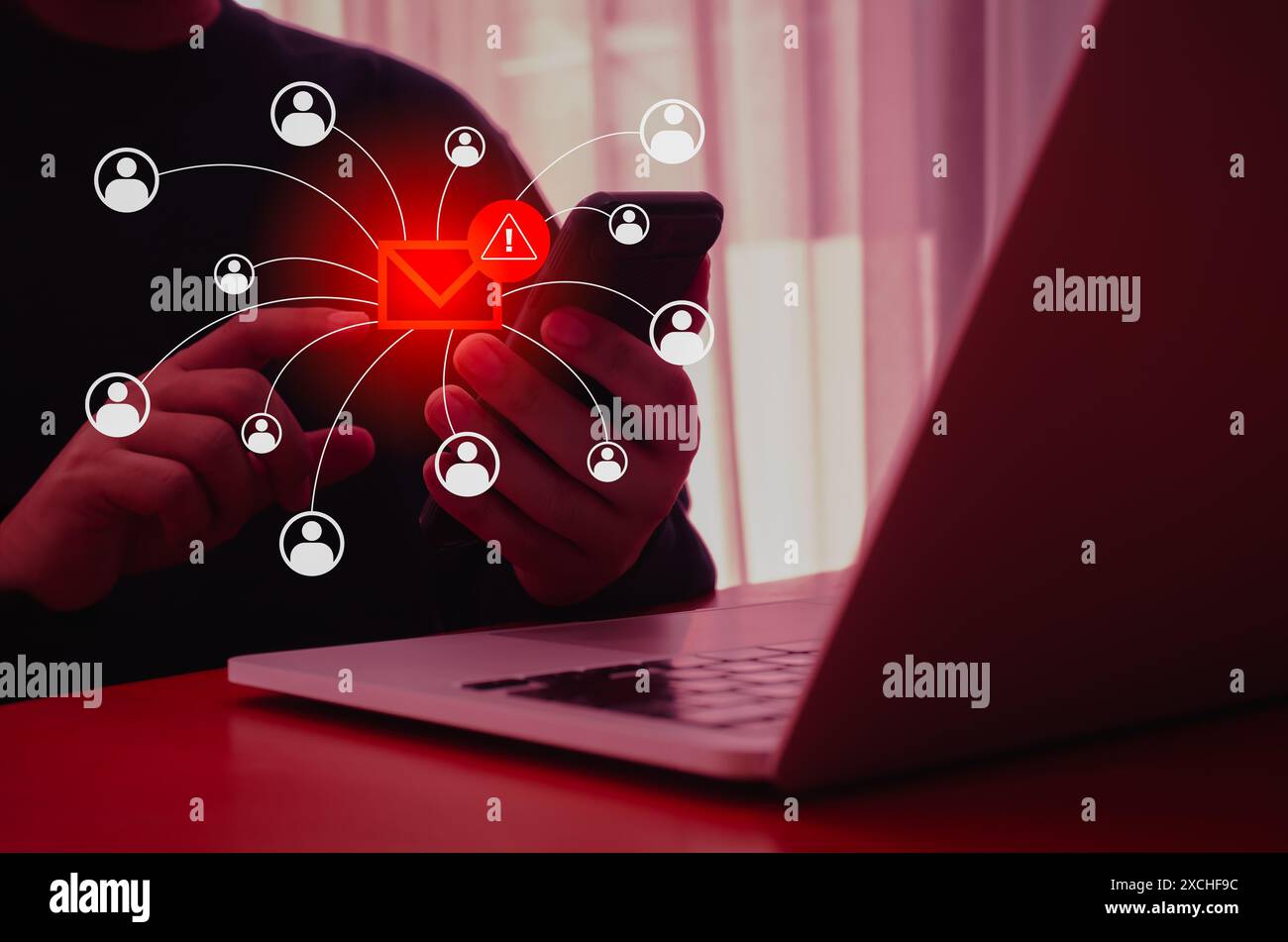 Spam SMS et faux message texte phishing du concept d'escroc. Alerte d'avertissement piraté par SMS, envoi d'e-mails à partir d'un téléphone mobile par un pirate anonyme, escroquerie malw Banque D'Images