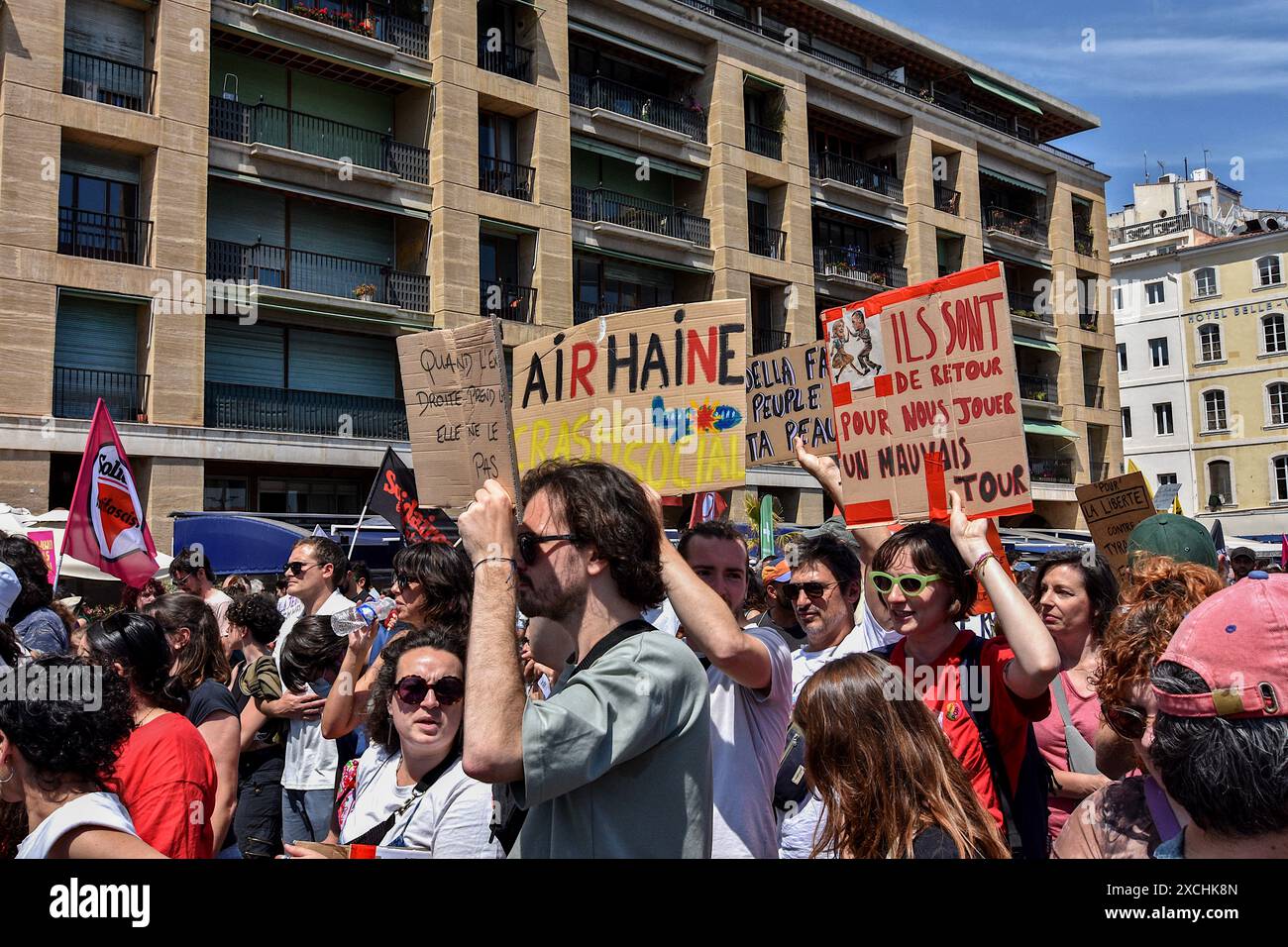 Les manifestants tiennent des pancartes pendant la manifestation. A l’appel des forces de gauche et de nombreux syndicats, des milliers de personnes manifestent contre l’extrême droite et le rassemblement national de Marine le Pen et Jordan Bardella. Banque D'Images