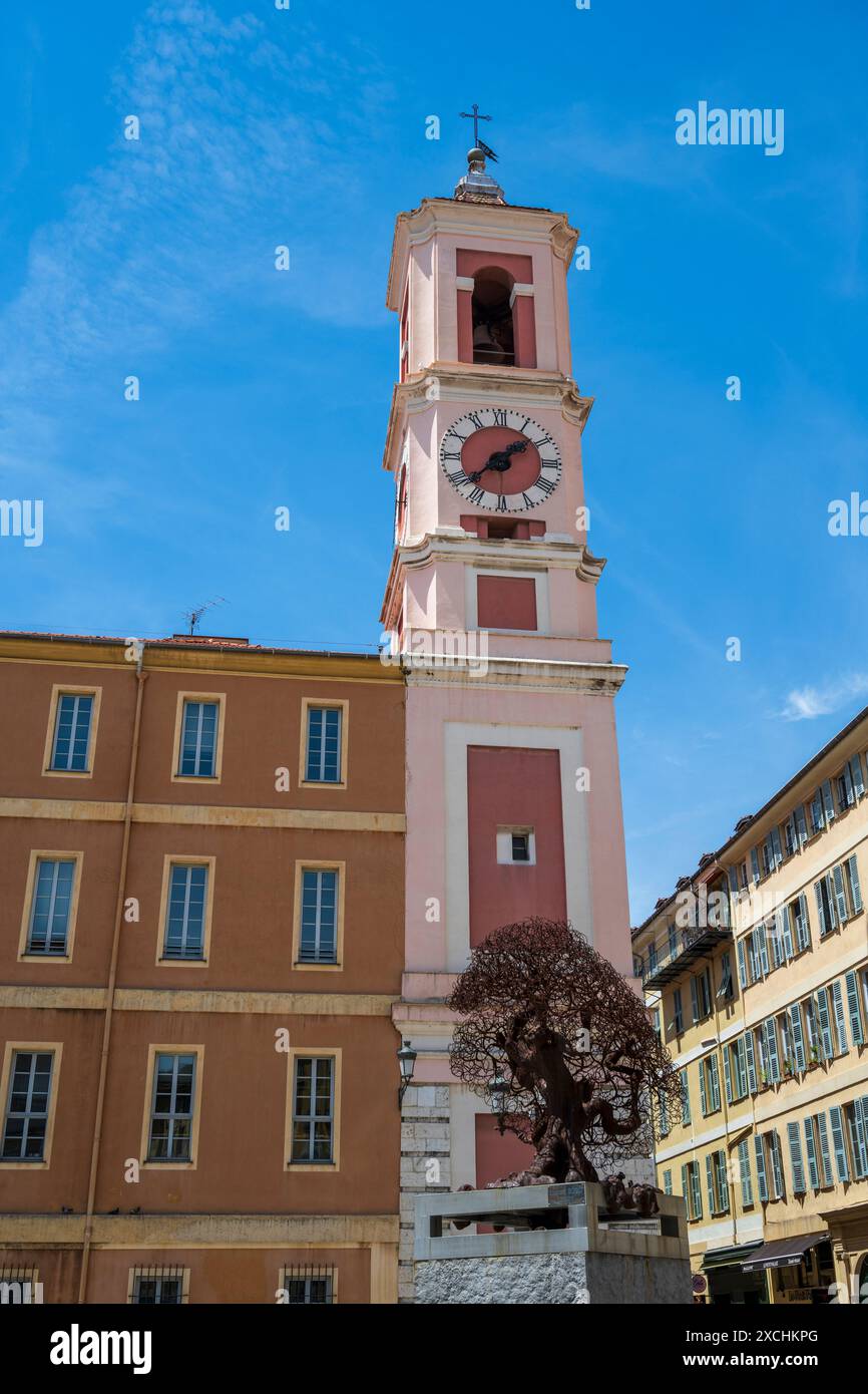 Tour de l'horloge (tour de l'horloge) et sculpture d'olivier sur la place du Palais de Justice dans la vieille ville de Nice, Côte d'Azur, Côte d'Azur, Provence, France Banque D'Images