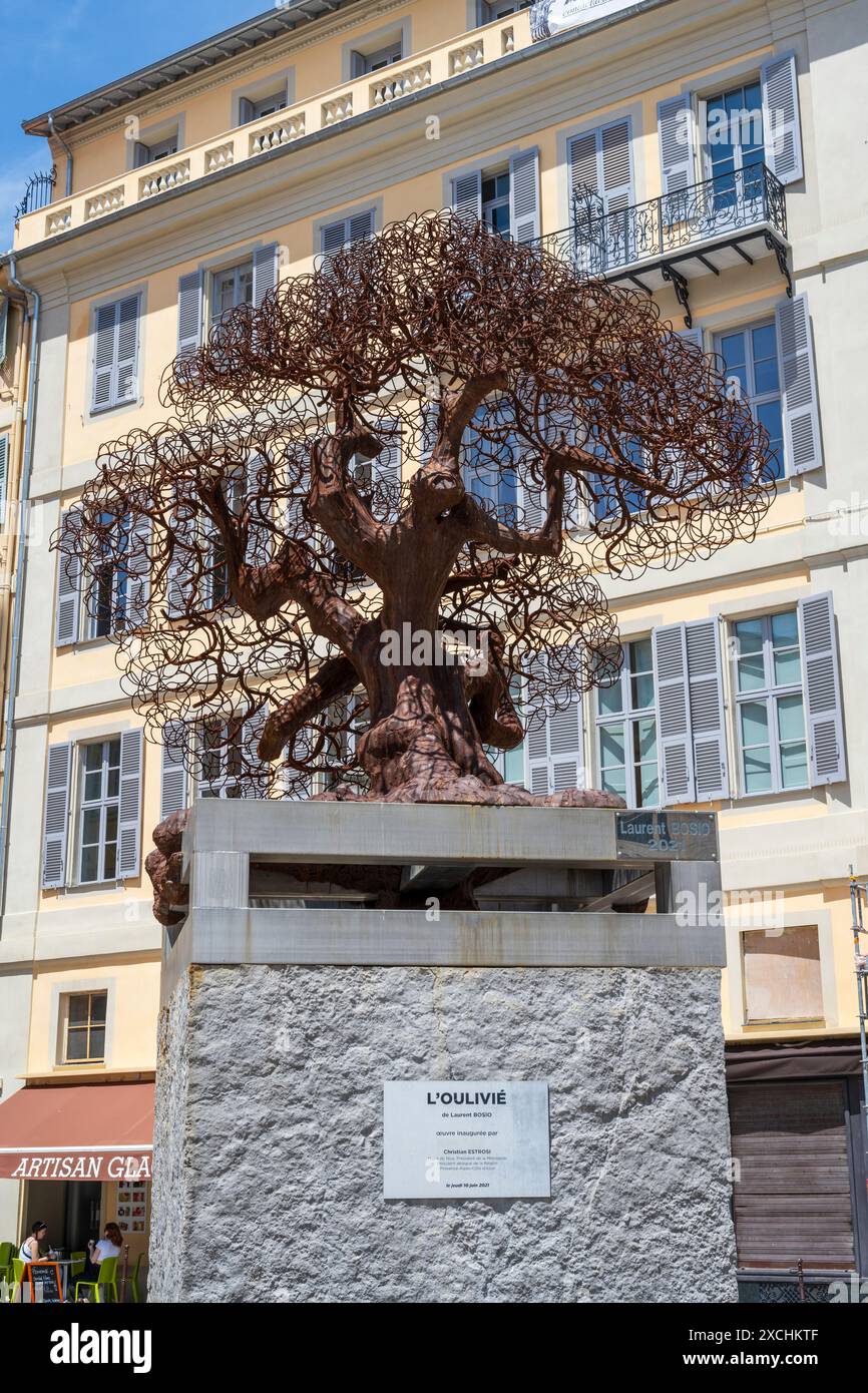 Sculpture en olivier L'Oulivié par le sculpteur Laurent Bosio sur la place du Palais de Justice dans la vieille ville Nice, Côte d'Azur, Côte d'Azur, Provence, France Banque D'Images