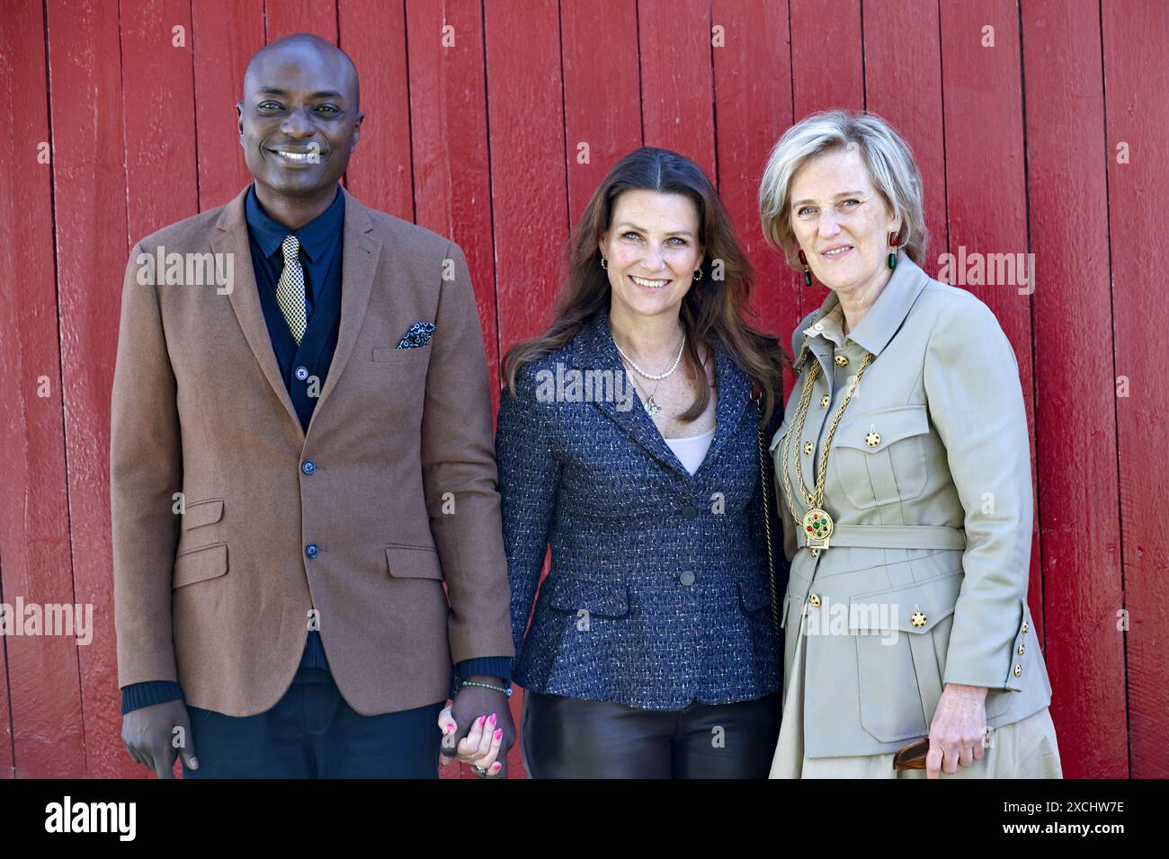 Lierskogen 20240617. De droite : la princesse Astrid de Belgique, la princesse Märtha Louise et Durek Verrett lors de leur visite au stand Gullik lundi matin. Photo : Geir Olsen / NTB Banque D'Images