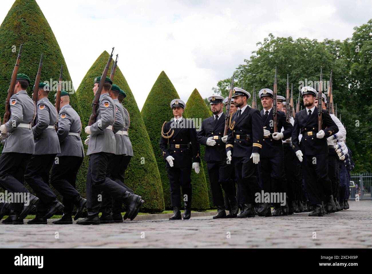 Einmarsch Wachbataillon der Bundeswehr beim Bundespräsidenten Bundespräsident Frank-Walter Steinmeier empfängt den Präsidenten von Nepal, Ram Chandra Paudel, mit militärischen Ehren im Schloss Bellevue Berlin GER *** le bataillon de garde des forces armées allemandes marche avec le Président fédéral Frank Walter Steinmeier reçoit le Président du Népal, RAM Chandra Paudel, avec les honneurs militaires au Bellevue Palace Berlin Berlin GER Banque D'Images