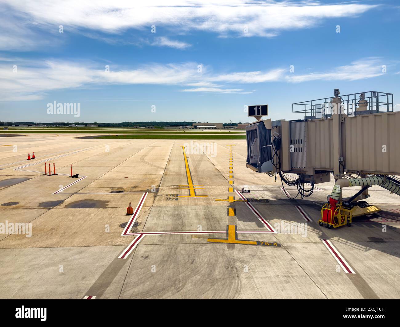 Vue sur l'aire de trafic de l'aéroport depuis le hublot de l'aérogare Banque D'Images