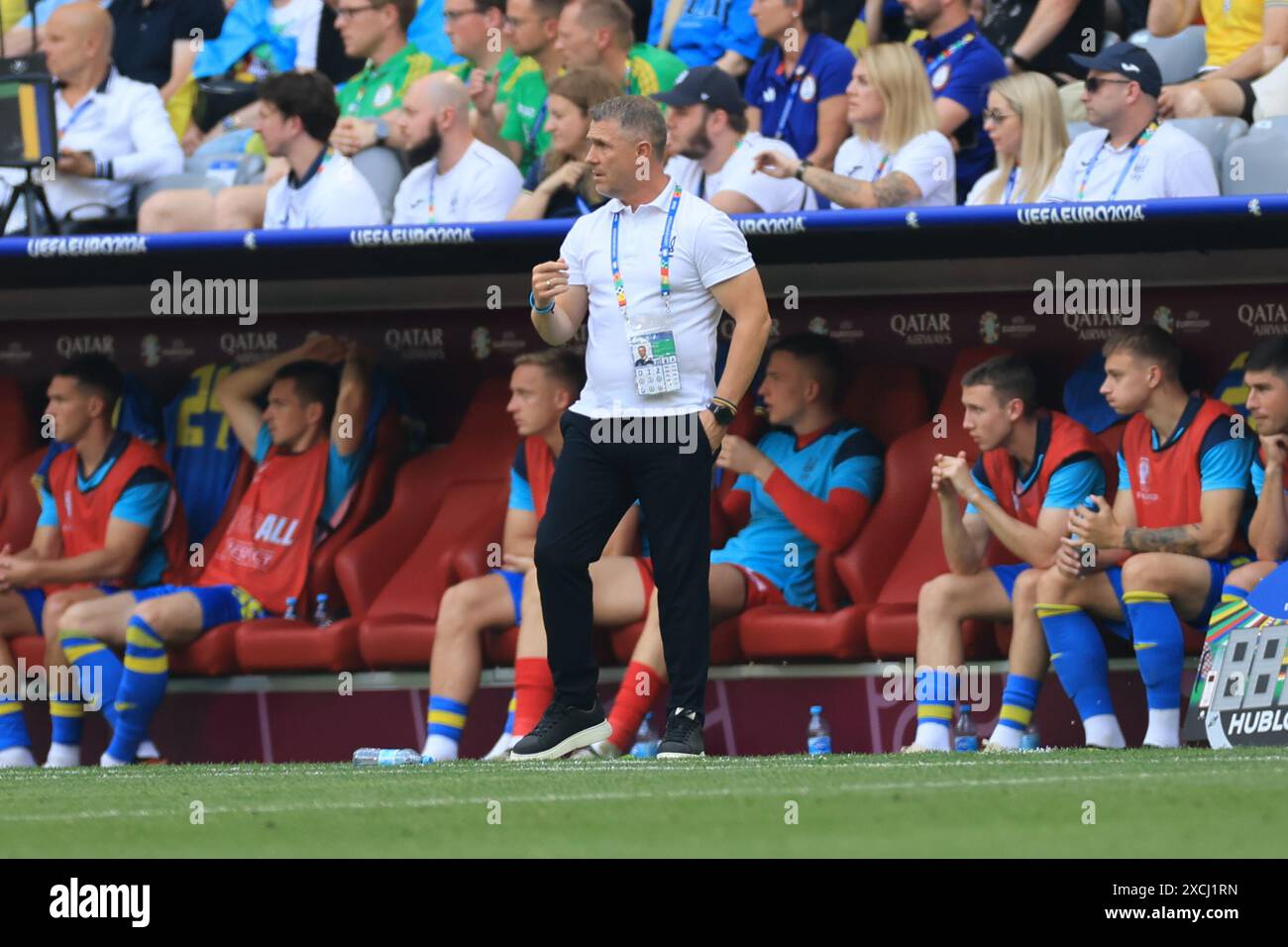 Munich Football Arena, Munich, Allemagne. 17 juin 2024. Euro 2024 Groupe E Football, Roumanie contre Ukraine ; l'entraîneur en chef de l'Ukraine Serhiy Rebrov montres de la ligne de touche crédit : action plus Sports/Alamy Live News Banque D'Images