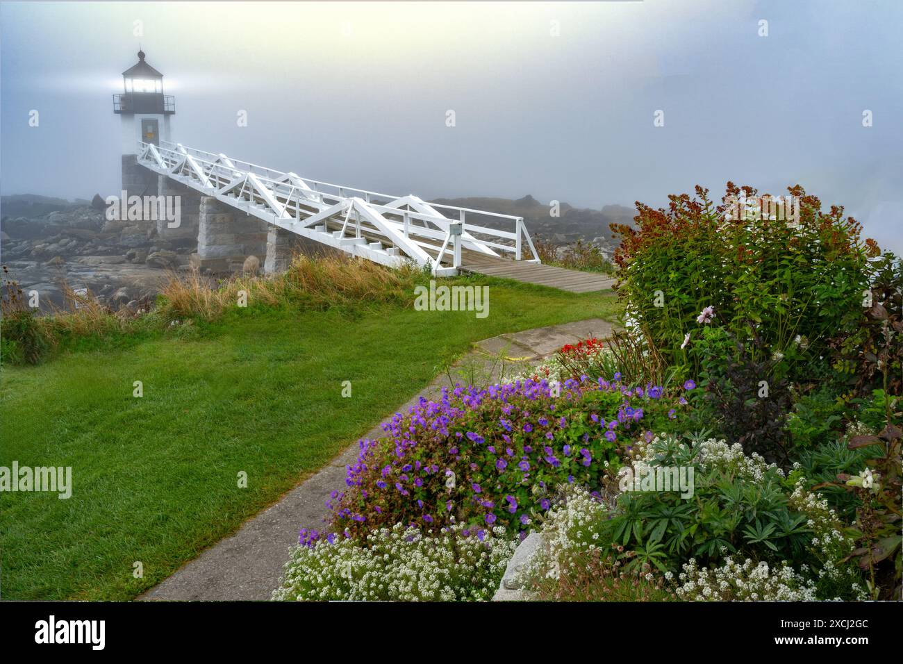 Jardin fleuri au phare de Marshall point avec brouillard, Maine Banque D'Images