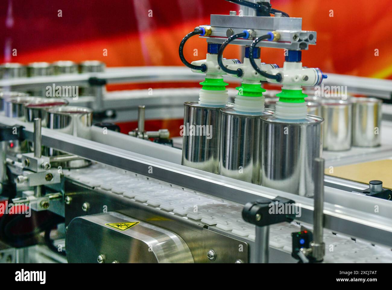 Produits alimentaires en conserve sur le tapis transporteur dans l'entrepôt de distribution. Concept du système de transport des colis Banque D'Images