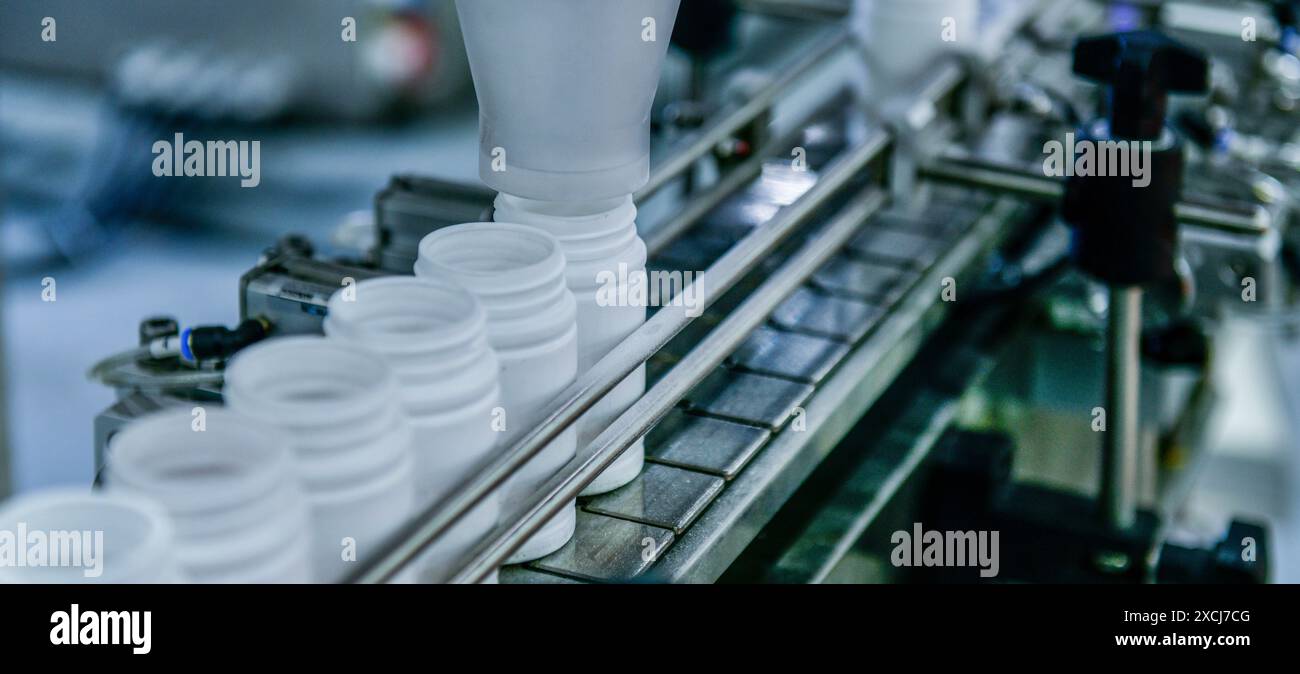 Machine de comptage à grande vitesse et d'embouteillage automatique de comprimés dans la ligne de production de l'industrie pharmaceutique Banque D'Images