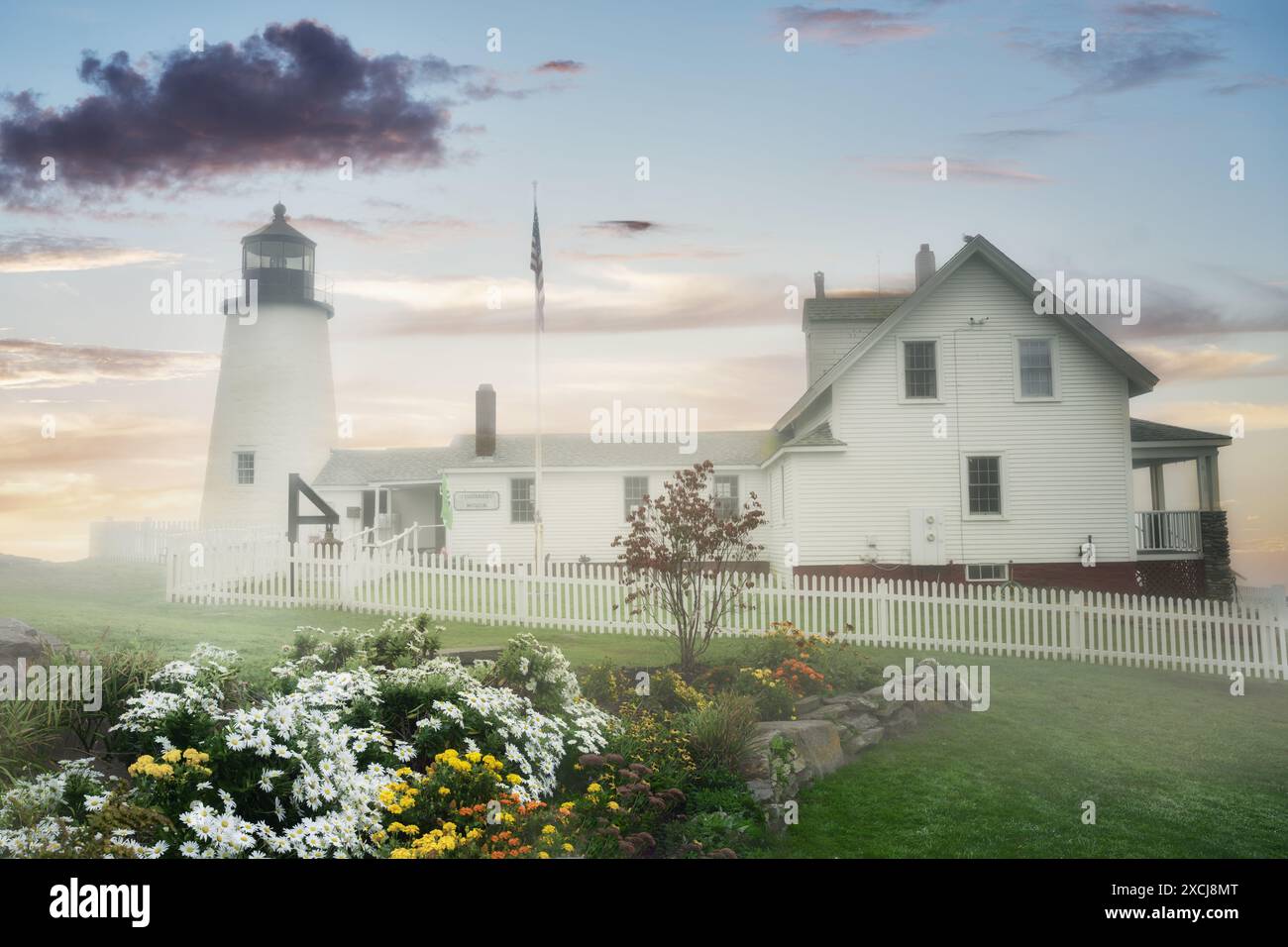 Phare de Pemaquid point avec brouillard et jardin de fleurs, Maine Banque D'Images
