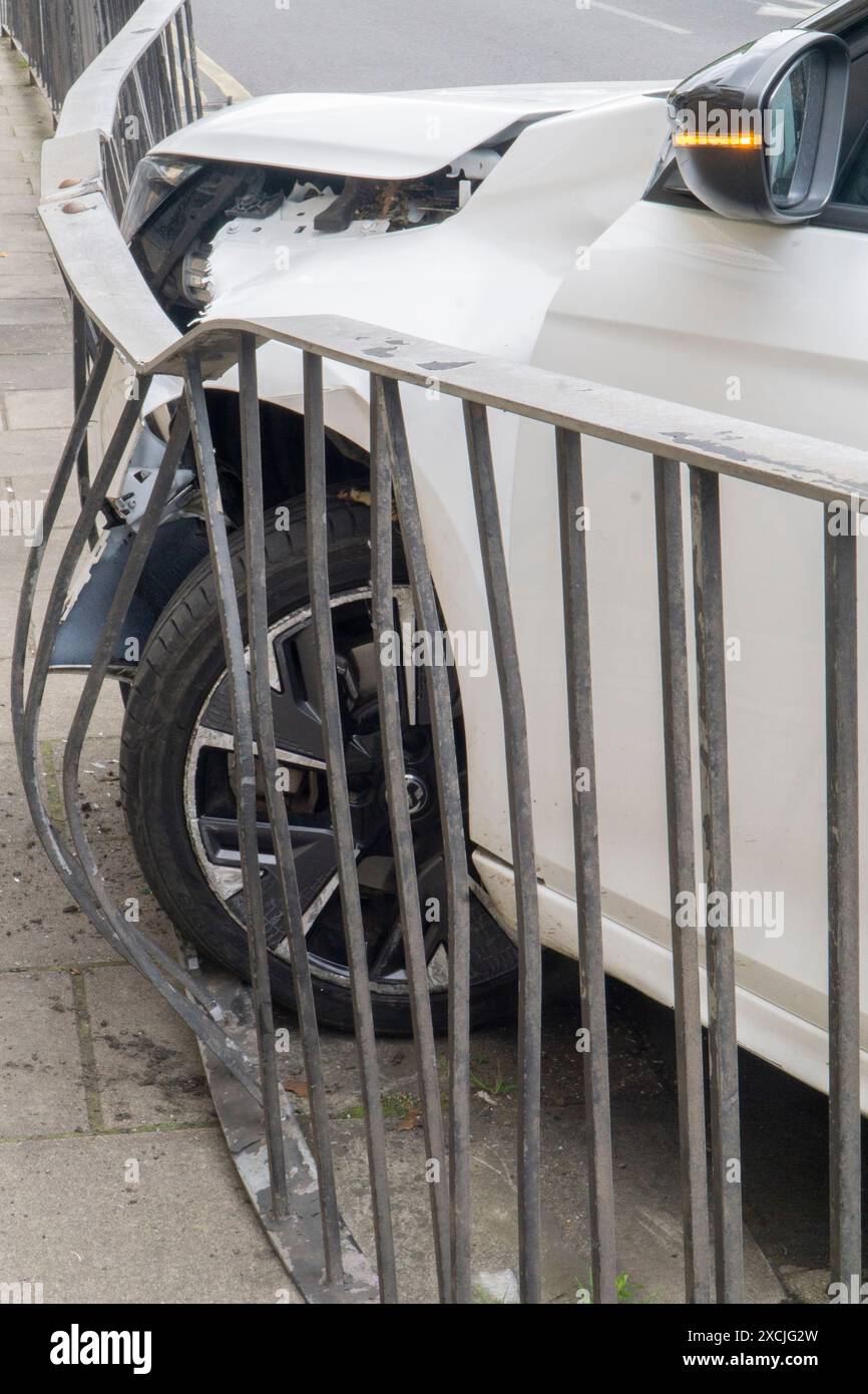 L'aile avant gauche d'une voiture blanche qui s'est écrasée contre les rampes, endommageant la voiture et pliant les rampes. Personne n'a été blessé. Anna Watson/Alamy Banque D'Images