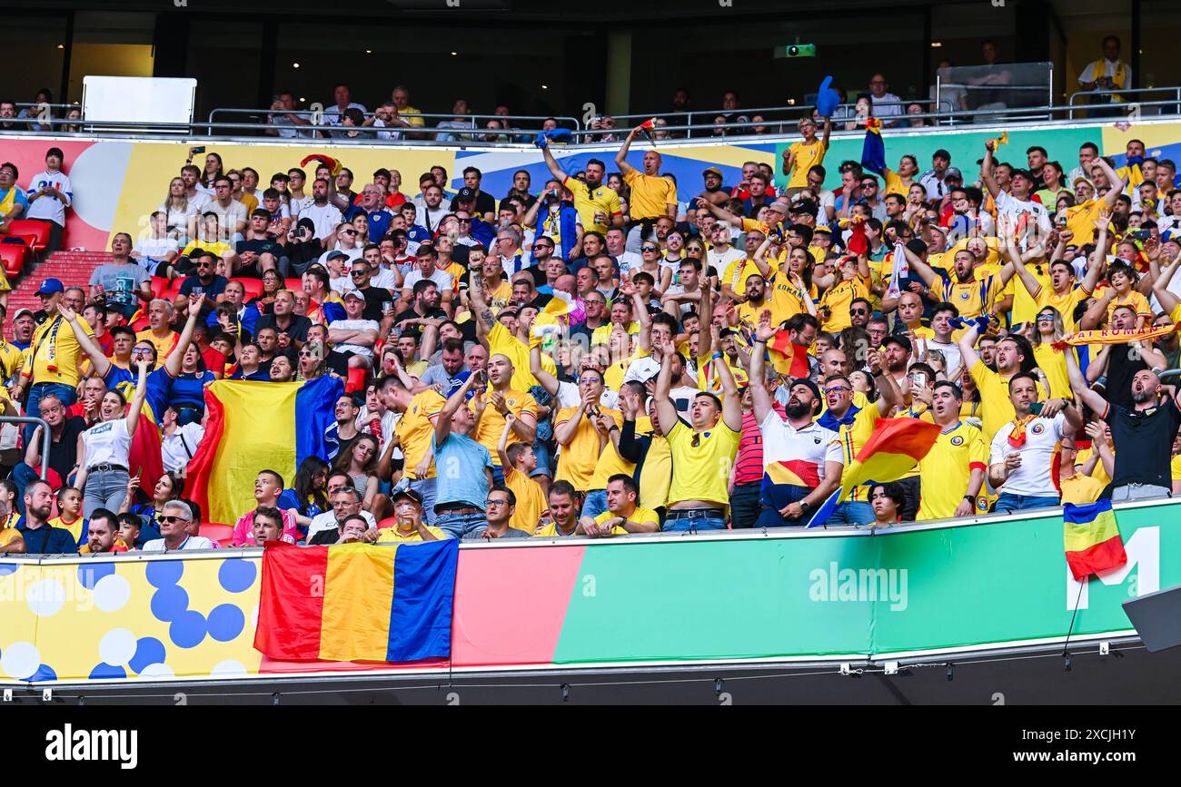 Fans von Rumaenien jubeln und feiern, UEFA EURO 2024 - Group E, Roumanie vs Ukraine, Fussball Arena Muenchen AM 17. Juin 2024 à Muenchen, Deutschland. Foto von Silas Schueller/DeFodi images les fans de Roumanie célèbrent et encouragent, UEFA EURO 2024 - Groupe E, Roumanie vs Ukraine, Munich Football Arena le 17 juin 2024 à Muenchen, Allemagne. Photo de Silas Schueller/DeFodi images Defodi-738 738 ROUKR 20240617 270 *** les fans de Roumanie célèbrent et encouragent, UEFA EURO 2024 Groupe E, Roumanie vs Ukraine, Munich Football Arena le 17 juin 2024 à Munich, Allemagne photo de Silas Schueller DeFodi images fans de RO Banque D'Images