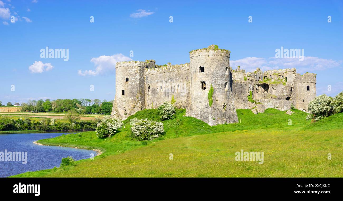 Château et douves de Carew dans le village de Carew Pembrokeshire West Wales UK GB Europe - Castell Caeriw Banque D'Images