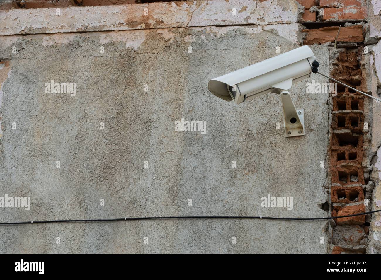 Vieille caméra de sécurité industrielle sur le mur Banque D'Images