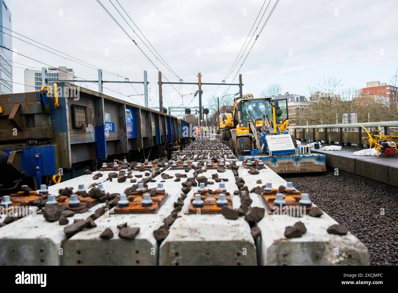 Traverses de chemin de fer le long de la piste Rotterdam, pays-Bas. De nouvelles traverses de chemin de fer attendant le long d'une voie ferrée seront réinstallées à l'intérieur du tunnel de Willemspoortunnel par des sous-traitants de ProRail. Rotterdam Willemspoortunnel Zuid-Holland Nederland Copyright : xGuidoxKoppesxPhotox Banque D'Images