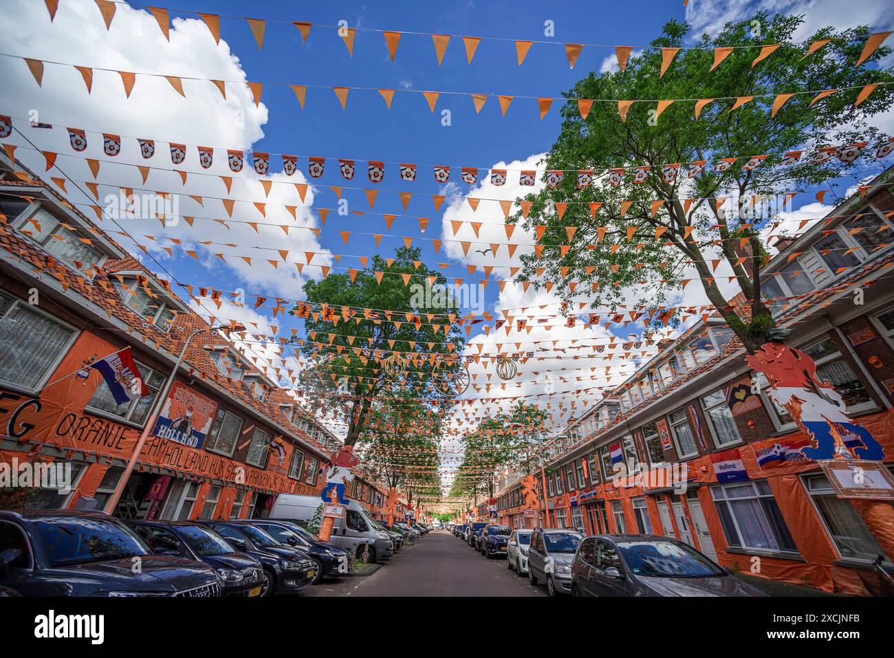 Marktweg à la Haye, avec toutes les maisons drapées en orange, la couleur nationale de la nation, avec drapeaux, bannières, affiches et mascottes, pour le Championnat d'Europe de football 2024. Une victoire 2-1 au départ du Championnat d'Europe pour l'équipe néerlandaise. Le match contre la Pologne a eu lieu à Humburg, en Allemagne. Aux pays-Bas, les fans de football néerlandais ont décoré leurs maisons dans la couleur patriotique nationale orange, à l'approche du Championnat d'Europe de football 2024. Cette tradition est apparue au début des années 1990, lorsque les rues et les places des pays-Bas étaient drapées dans le drapeau national et le colo Banque D'Images