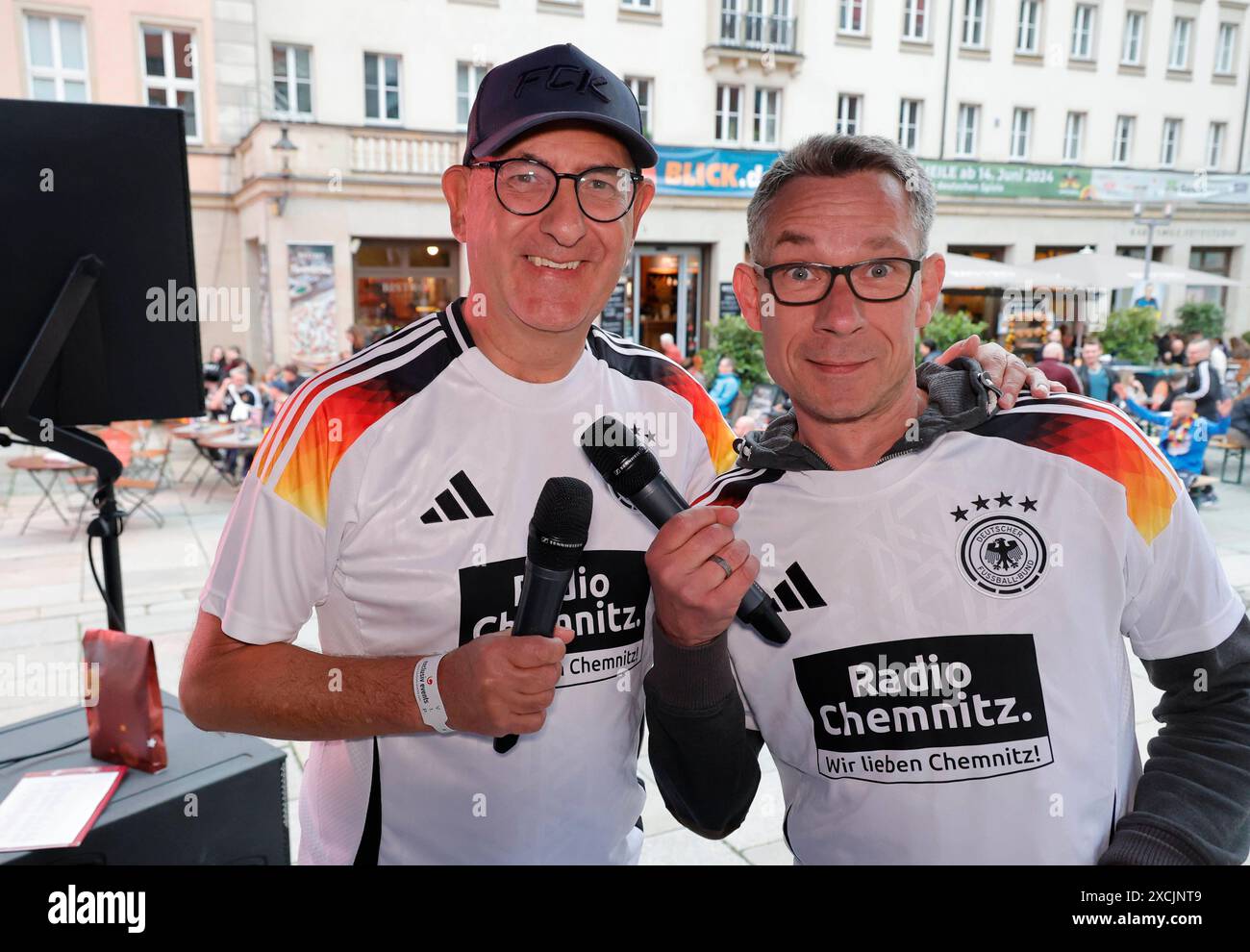 Fußball EM 14.06.2024, Chemnitz, Innere Klosterstraße, Fußball EM , public Viewing, mehrere großformatige Videowände, unzählige Fernseher und viel gastronomie lockten hunderte Fußballfreunde an. Karsten Koliski und Olaf Kadner kommentierten das Spiel. Chemnitz Sachsen BRD *** Championnat d'Europe de football 14 06 2024, Chemnitz, Innere Klosterstraße, Championnat d'Europe de football, visionnement public, plusieurs murs vidéo grand format, d'innombrables télévisions et beaucoup de restauration ont attiré des centaines de fans de football Karsten Koliski et Olaf Kadner ont commenté le match de Chemnitz Saxe FRG Banque D'Images