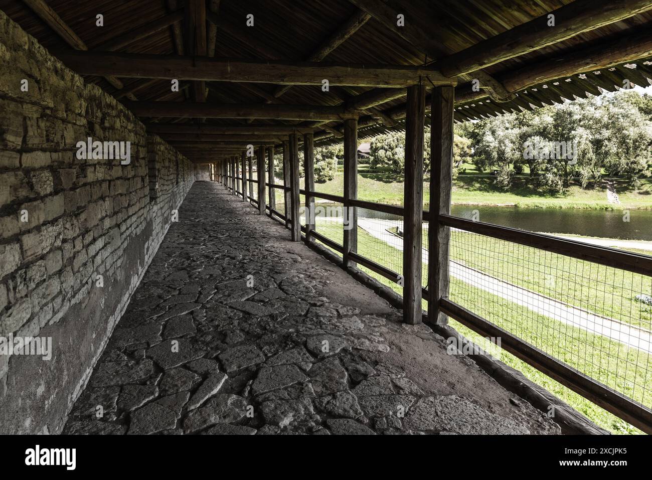 Galerie couverte sombre au sommet d'un mur de forteresse en pierre, vue en perspective Banque D'Images