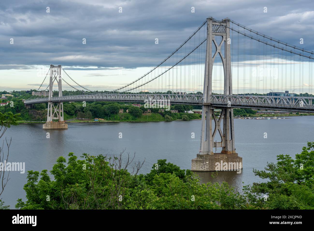 Photo du Franklin Delano Roosevelt Mid-Hudson Bridge sur la rivière Hudson, Poughkeepsie NY. Banque D'Images
