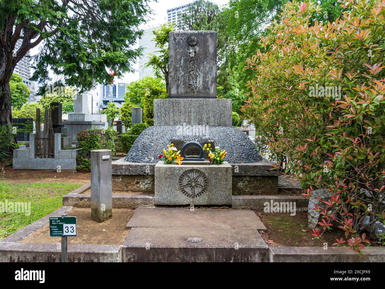 Tombe du politicien japonais et chef militaire Tojo Hideki, dans le cimetière Zoshigaya, un cimetière public à Minami-Ikebukuro, Toshima, Tokyo. Banque D'Images