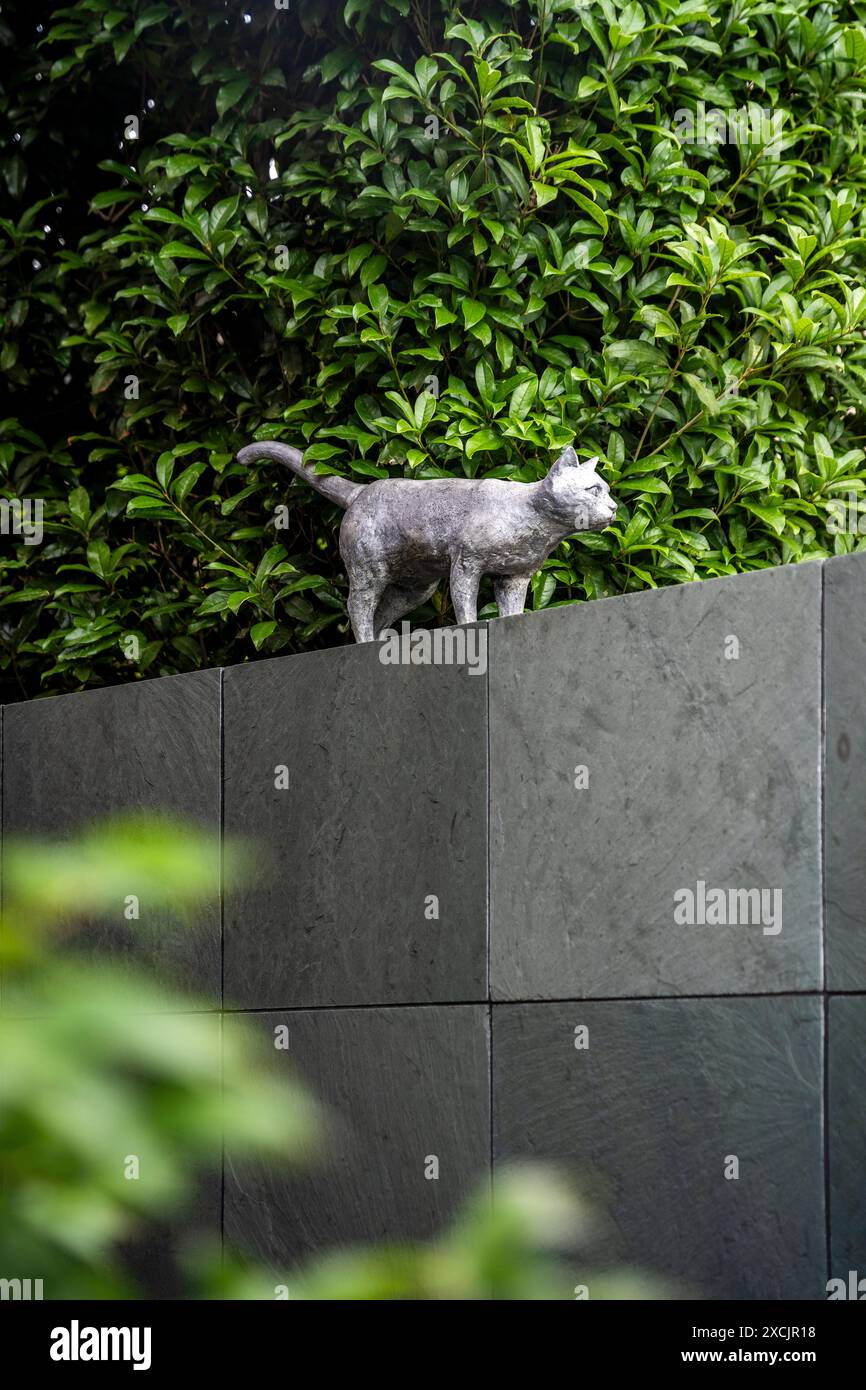 Statue d'un chat et pierre commémorative pointant l'endroit où l'écrivain japonais Natsume Soseki a vécu dans le quartier Bunkyo, Tokyo, Japon Banque D'Images