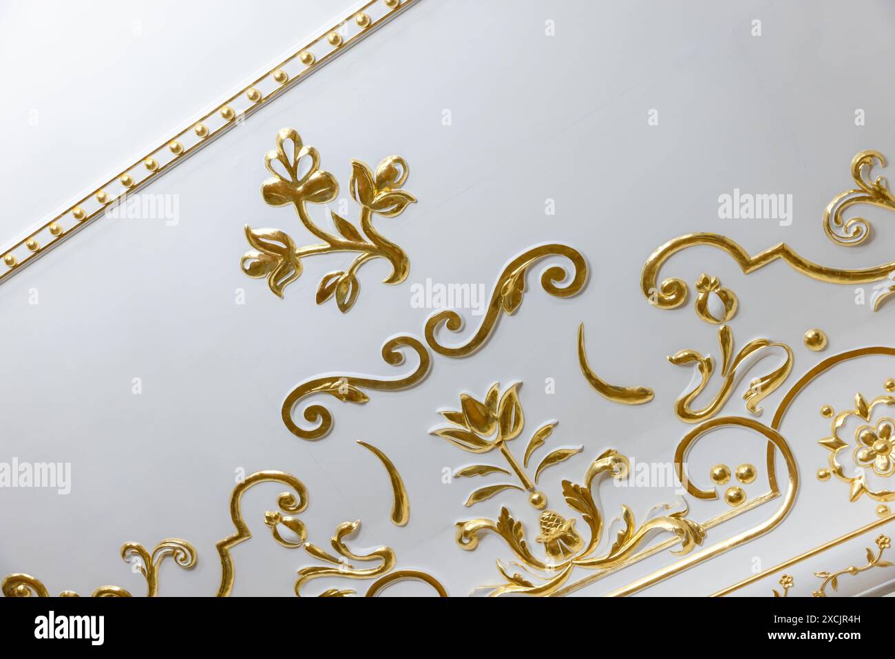 Décoration de plafond blanche avec détails de gypse en bas relief doré. Intérieur de luxe classique Banque D'Images