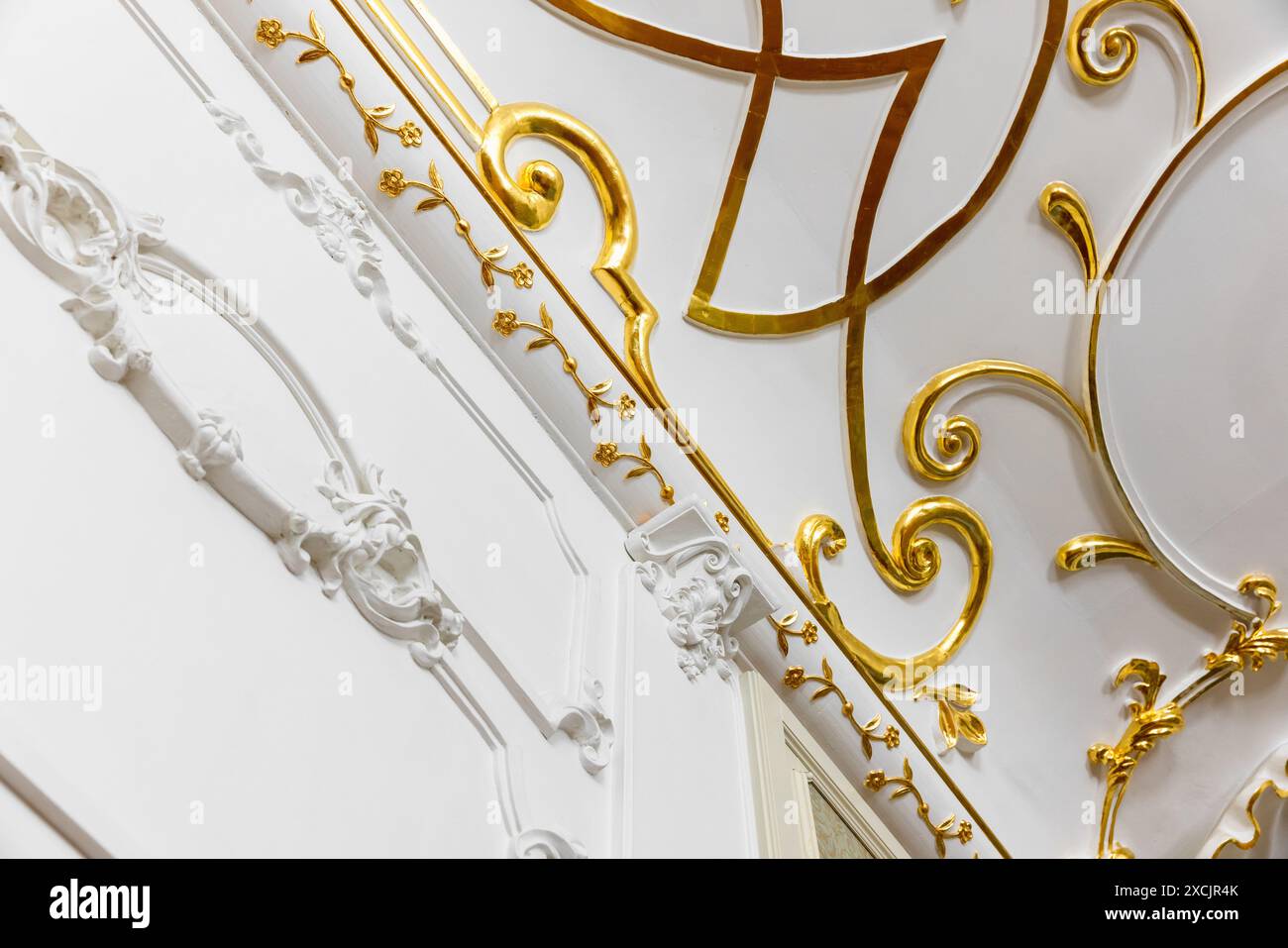 Intérieur de luxe classique, plafond blanc et décoration murale avec détails en gypse en bas relief doré Banque D'Images