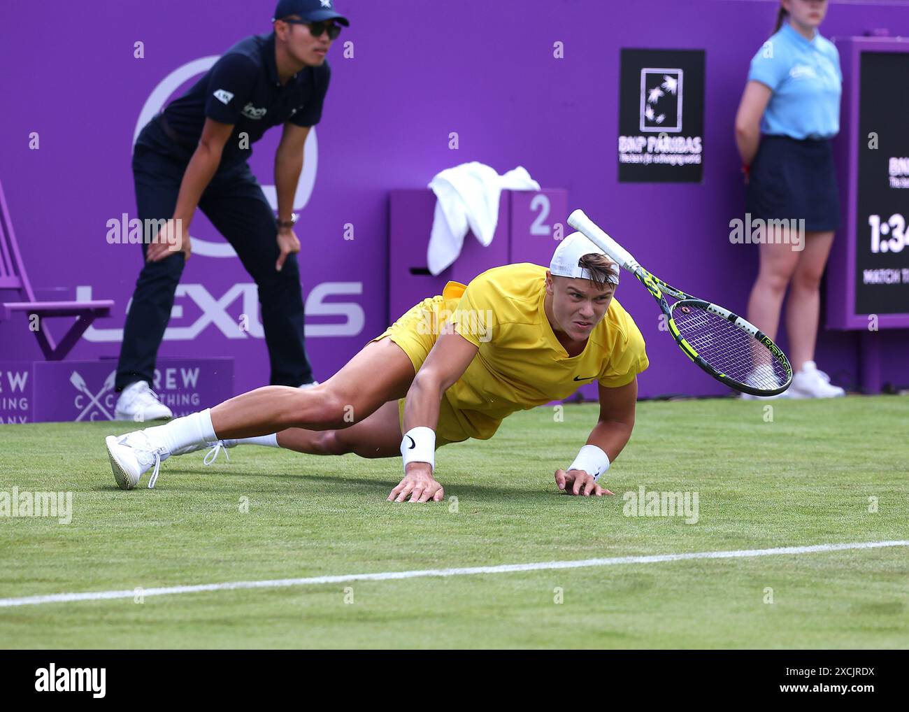 Londres, Royaume-Uni. 17 juin 2024 ; Championnats Cinch, Queens Club, West Kensington, Londres, Angleterre : Cinch Championships Queens Club, jour 1 ; Holger Rune (DEN) glisse & ; tombe à nouveau sur le terrain dans ce match contre Jordan Thompson (AUS), homme simple match crédit : action plus Sports images/Alamy Live News Banque D'Images Londres, Royaume-Uni. 17 juin 2024 ; Championnats Cinch, Queens Club, West Kensington, Londres, Angleterre : Cinch Championships Queens Club, jour 1 ; Holger Rune (DEN) glisse & ; tombe à nouveau sur le terrain dans ce match contre Jordan Thompson (AUS), homme simple match crédit : action plus Sports images/Alamy Live News Banque D'Images