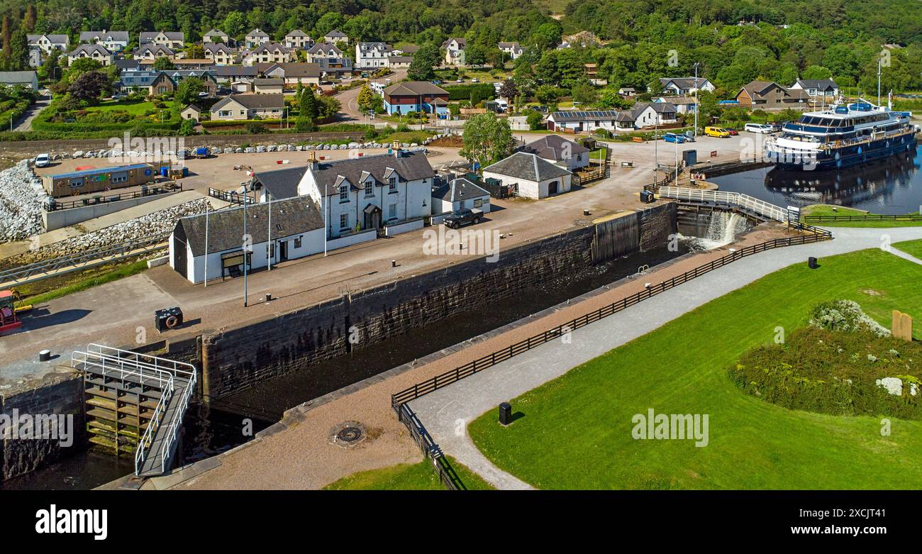 Écluse du canal calédonien au bassin de Corpach sur le Loch Linnhe deux paires de portes rouillées du loch et le navire amarré Lord of the Glens Banque D'Images