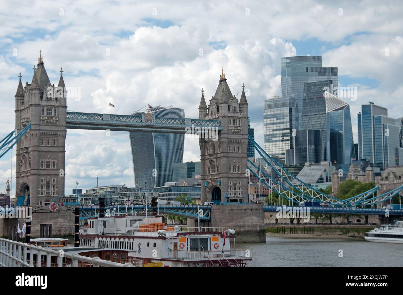 Tower Bridge et bâtiments modernes, Tamise, Londres, Royaume-Uni Banque D'Images