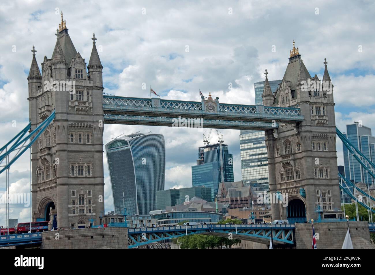 Tower Bridge et bâtiments modernes, Tamise, Londres, Royaume-Uni Banque D'Images