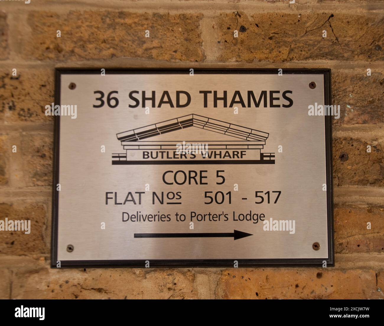 Plaque d'immatriculation pour une maison sur Shad Thames, Bermondsey, Southwark, Londres, Royaume-Uni. Shad Thames est une rue historique au bord de la rivière à côté de Tower Bridge à Bermon Banque D'Images