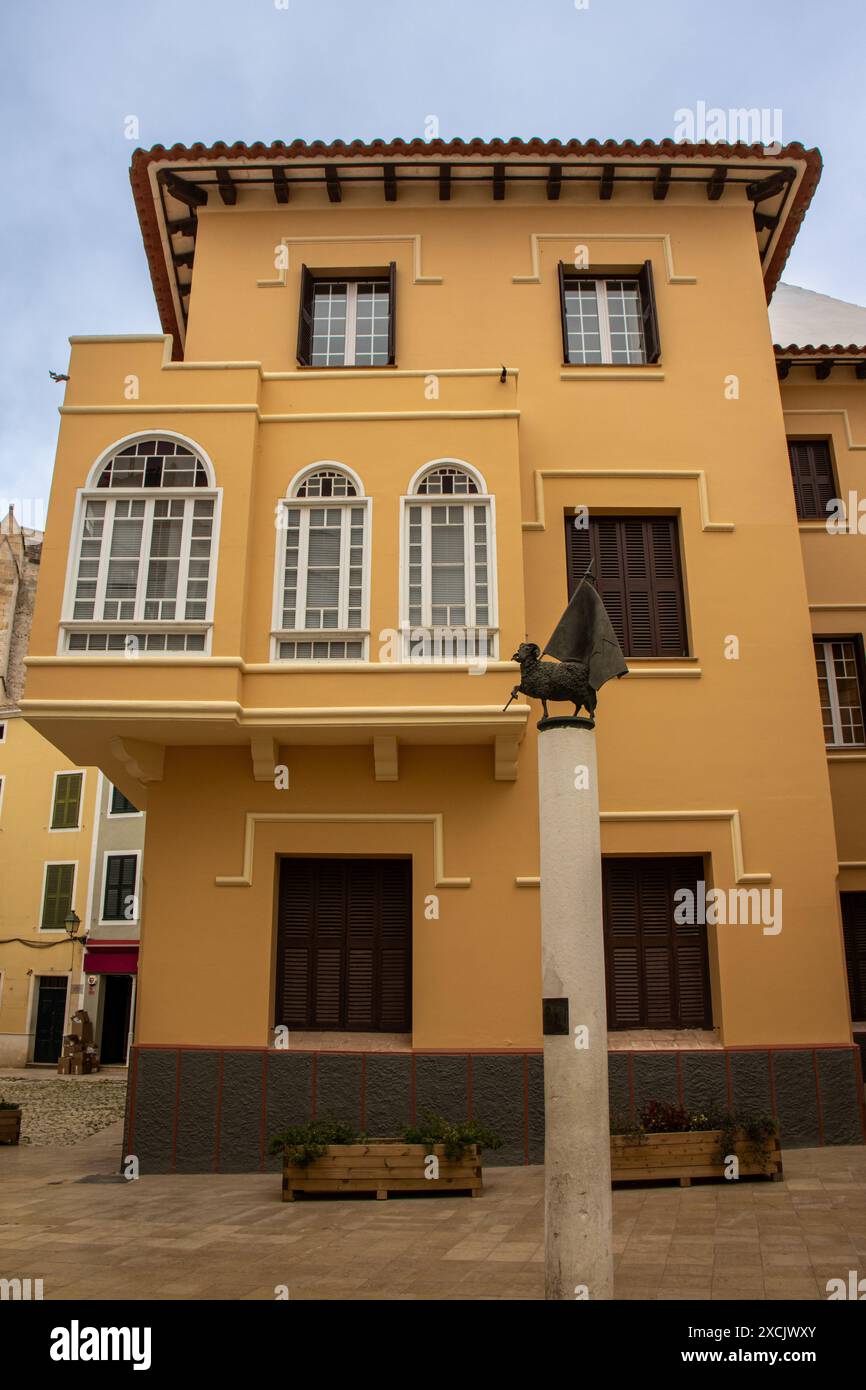 Famosa estatua de oveja con bandera de la ciudad. Ciudadela, España Banque D'Images