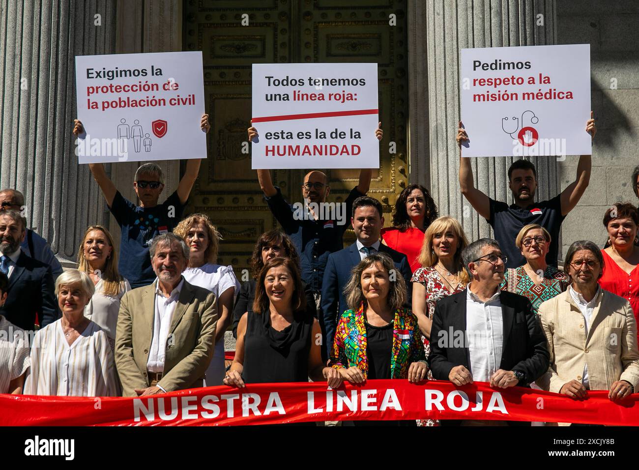 Madrid, Espagne. 17 juin 2024. Madrid, Espagne. 17 juin 2024. Minute de silence pour la protection et le respect de la population, du personnel de santé et des centres médicaux dans les conflits de guerre, sur les pas du Congrès des députés à Madrid. Crédit : D. Canales Carvajal / Alamy Live News - crédit image : D. Canales Carvajal / Alamy Live News Banque D'Images